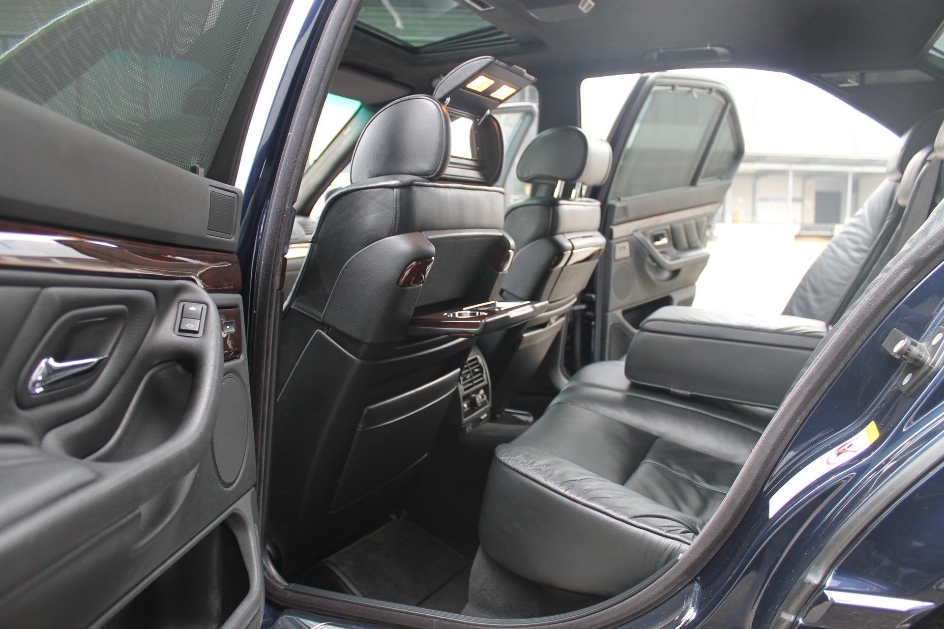 BMW 740i-image-19