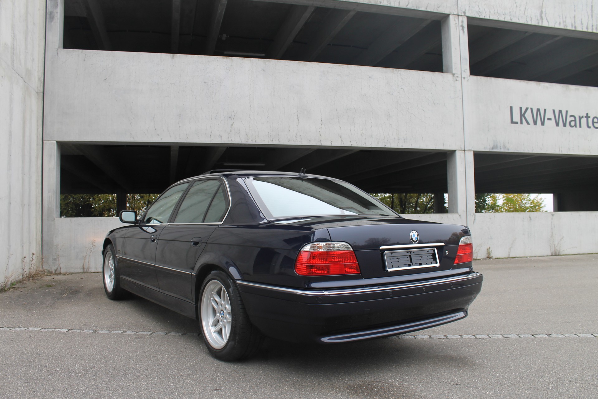 BMW 740i-image-8