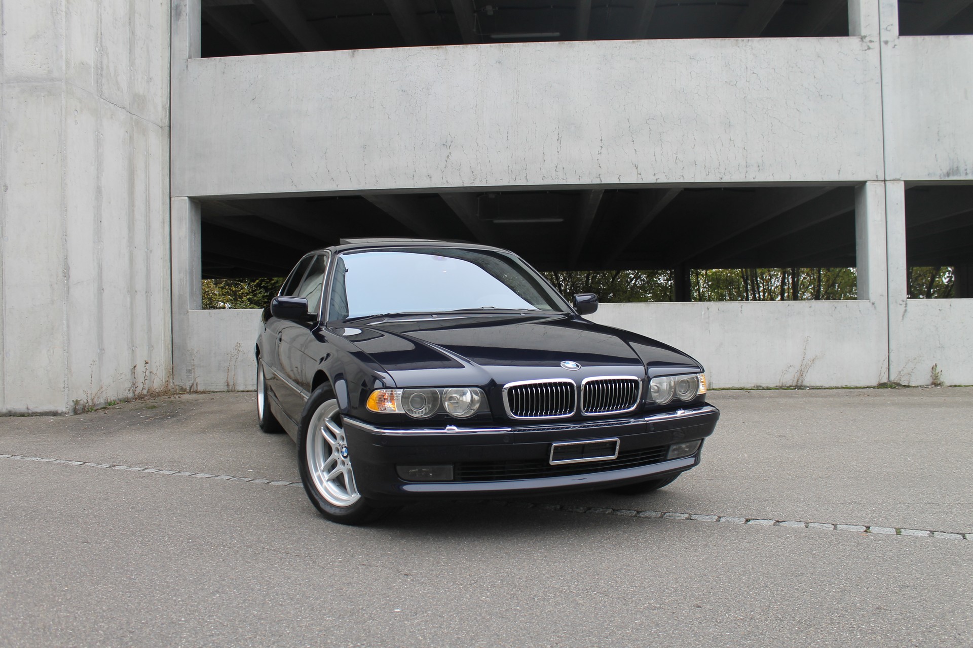 BMW 740i-showroom-element-2