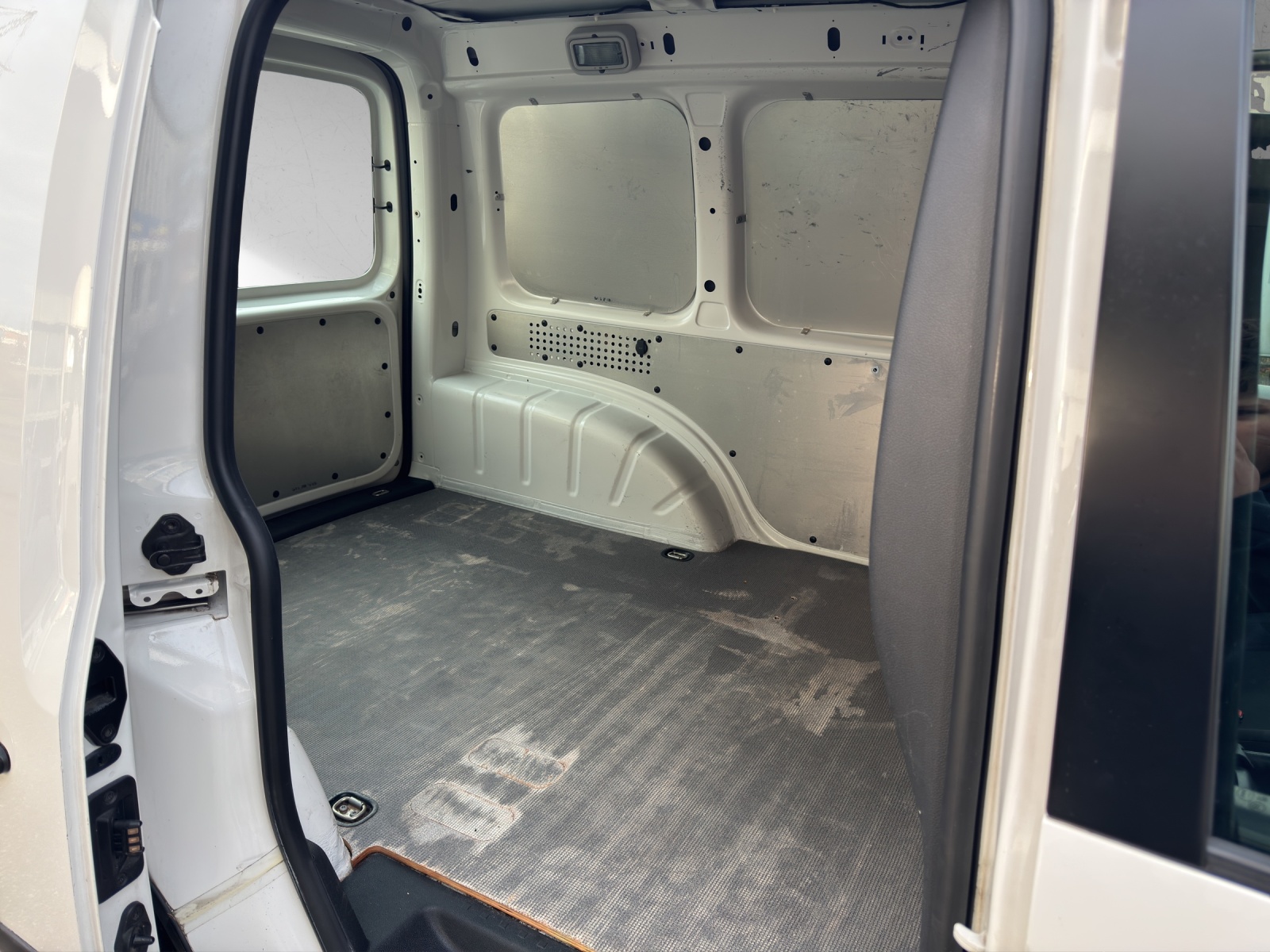 VW Caddy 1.2 TSI Entry BlueMotion Technology-image-14