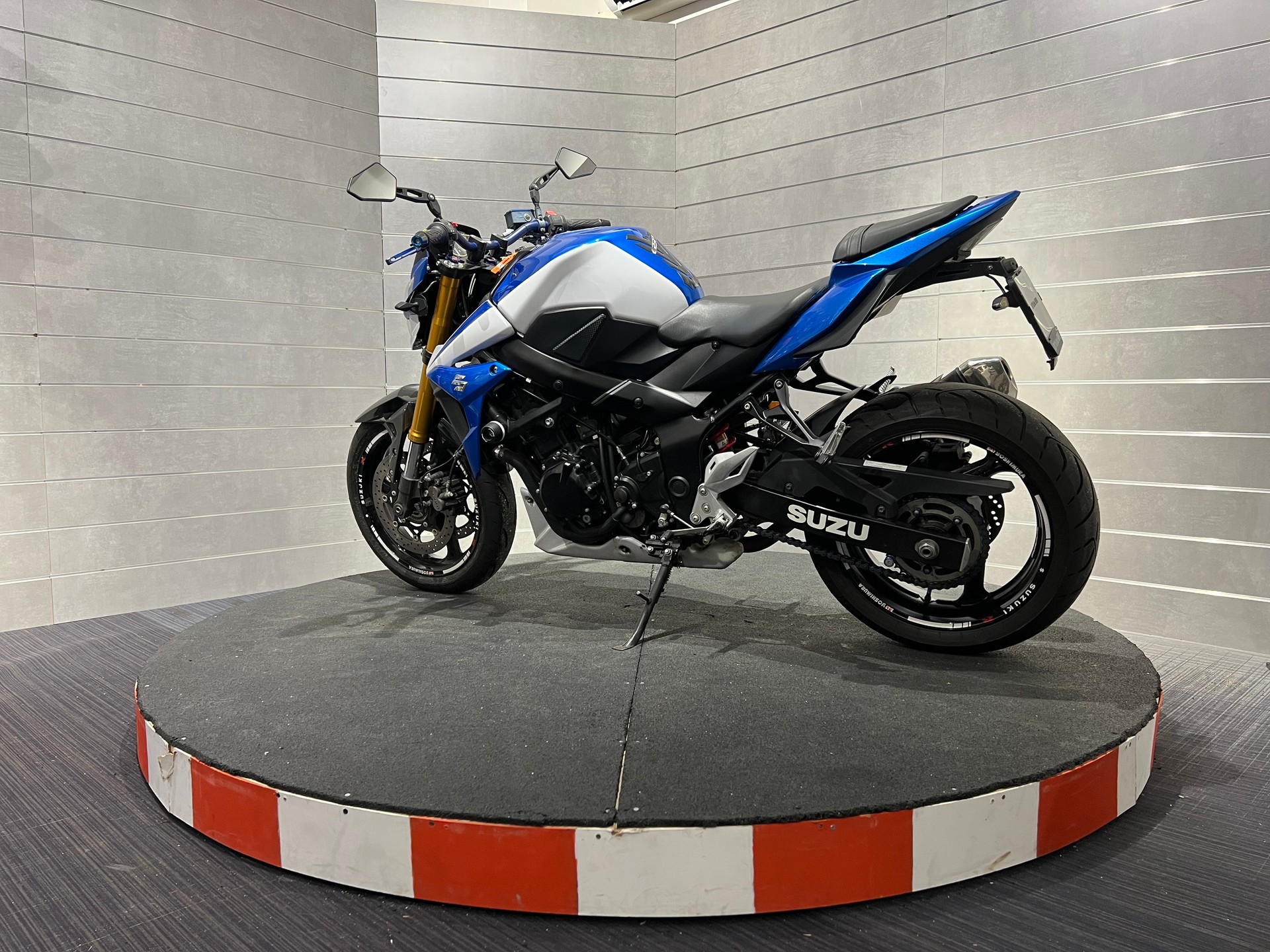 SUZUKI GSR 750 ABS-showroom-element-2