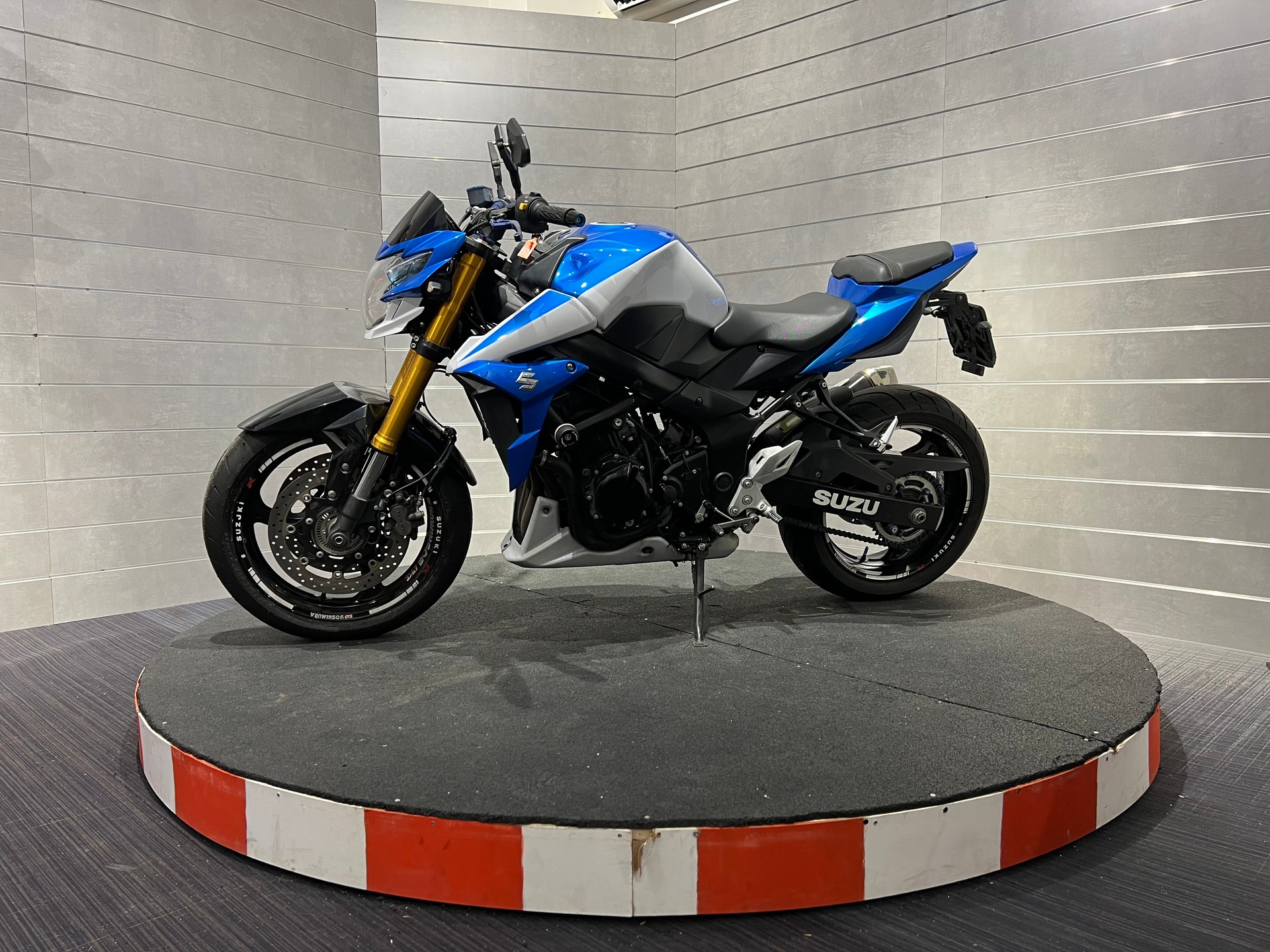 SUZUKI GSR 750 ABS-showroom-element-1