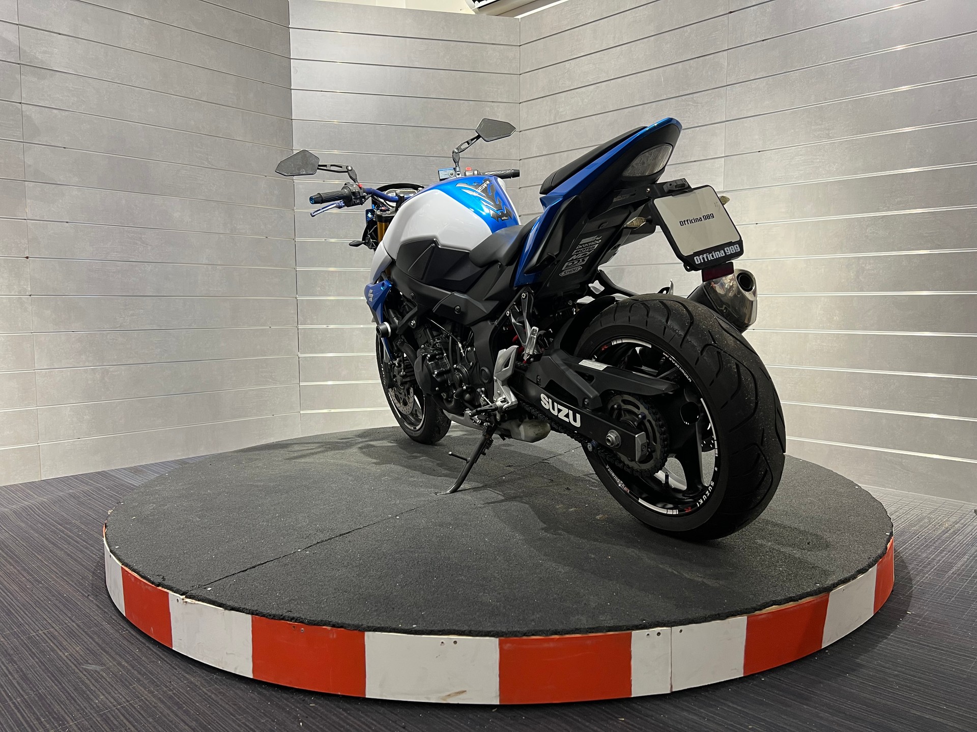 SUZUKI GSR 750 ABS-showroom-element-3
