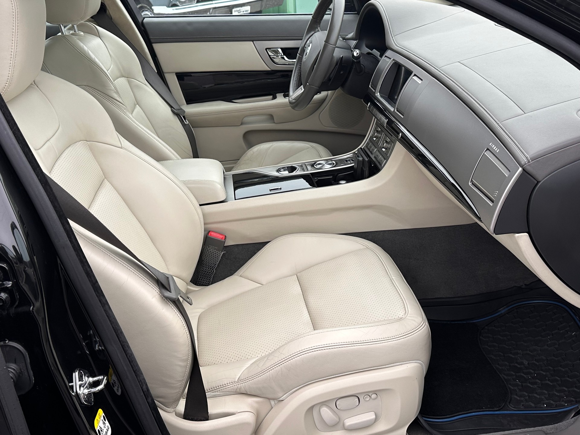 JAGUAR XF 3.0d S V6 Premium Luxury-image-4
