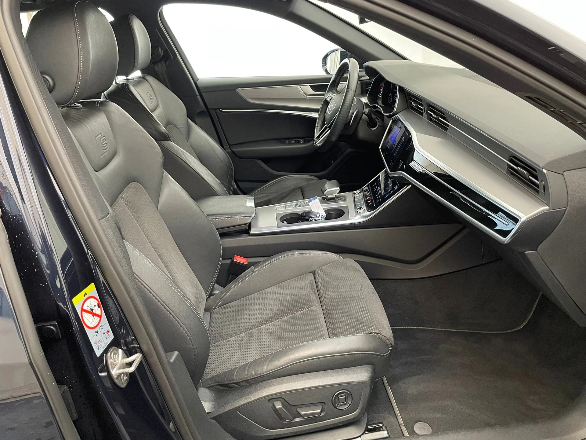AUDI A6 Avant 2.0 40 TDI Sport quattro S-Tronic-image-8