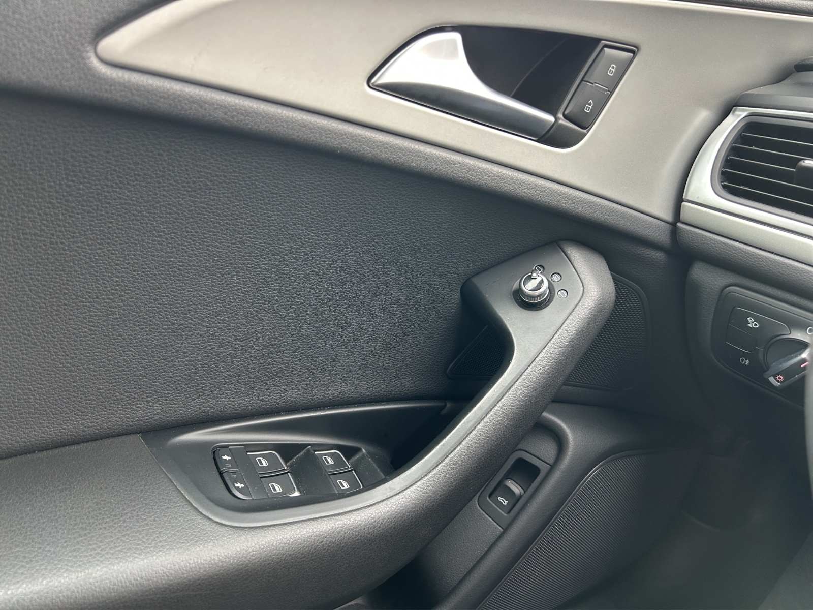 AUDI A6 Avant 2.0 TDI multitronic-image-14