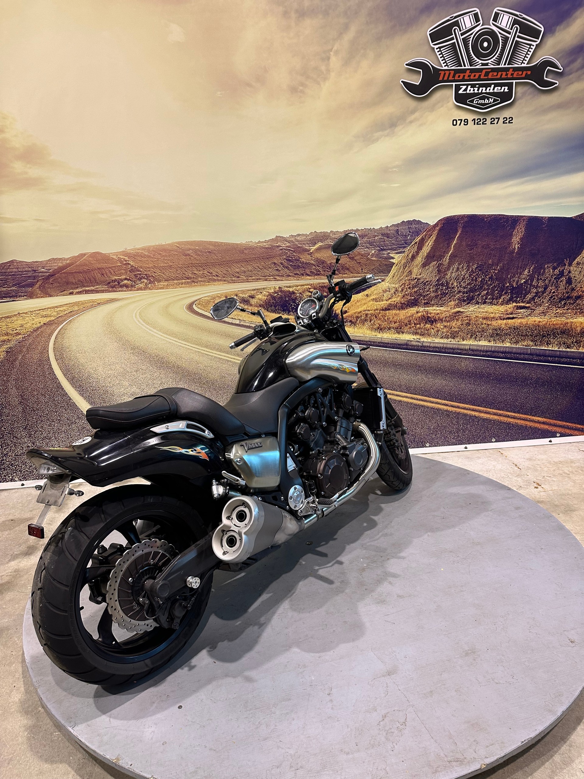 YAMAHA V-MAX-showroom-element-3