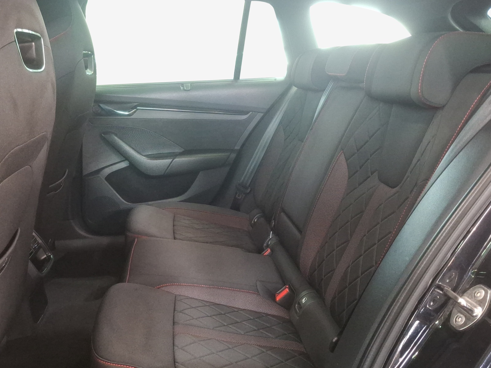 SKODA Octavia Combi 2.0 TSI DSG RS-image-11