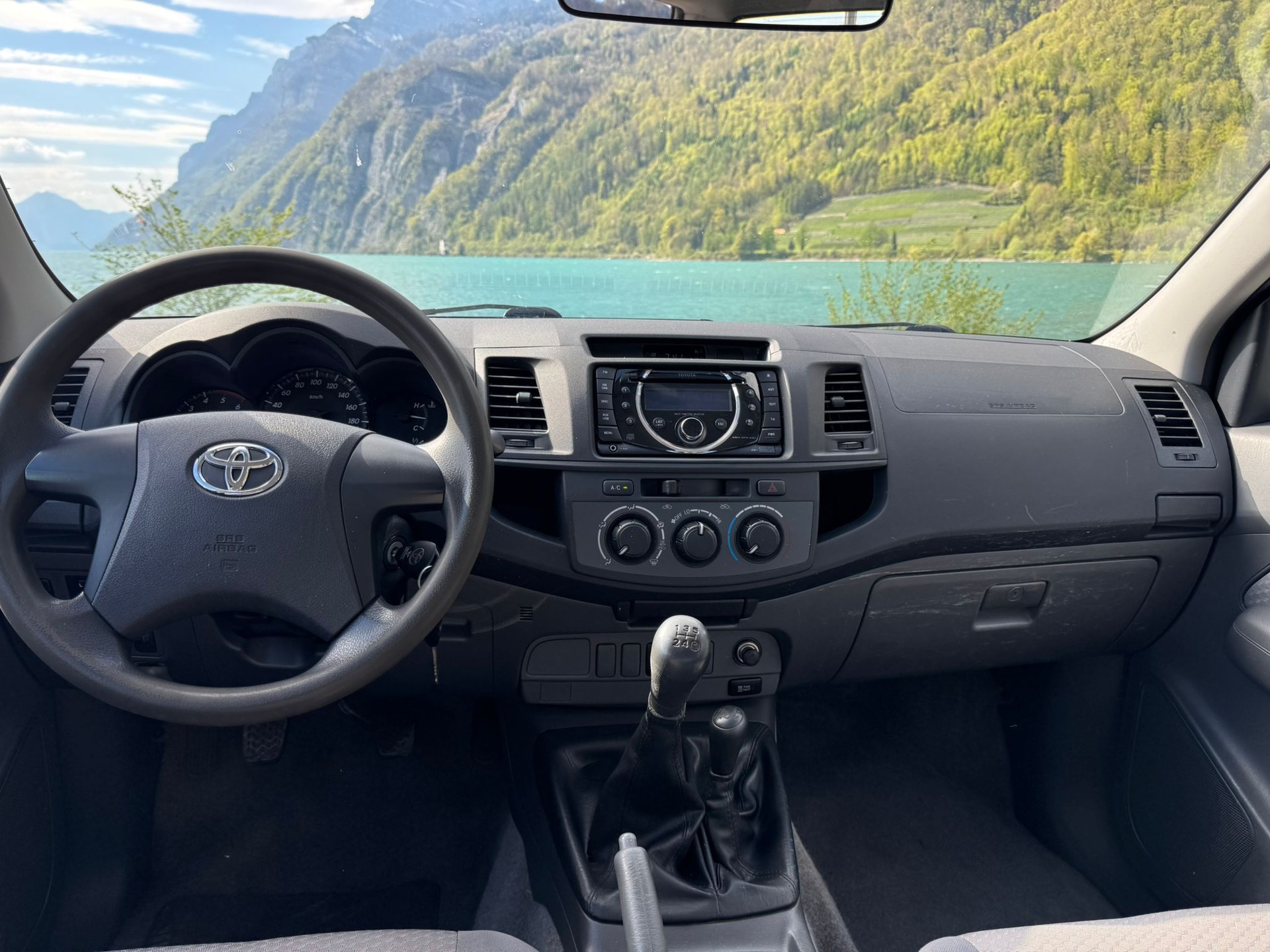 TOYOTA Hilux 2.5D 4WD Double Cab Luna-image-16