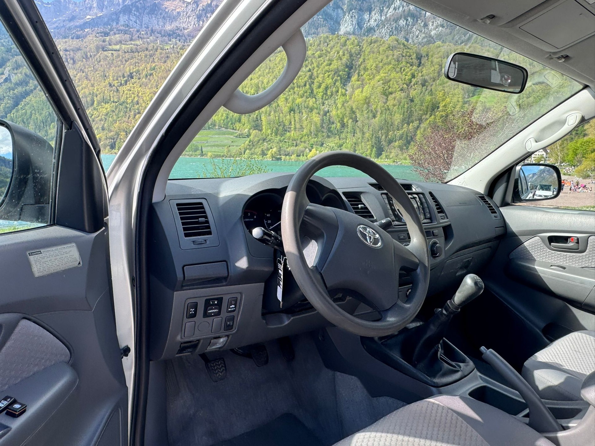 TOYOTA Hilux 2.5D 4WD Double Cab Luna-image-15