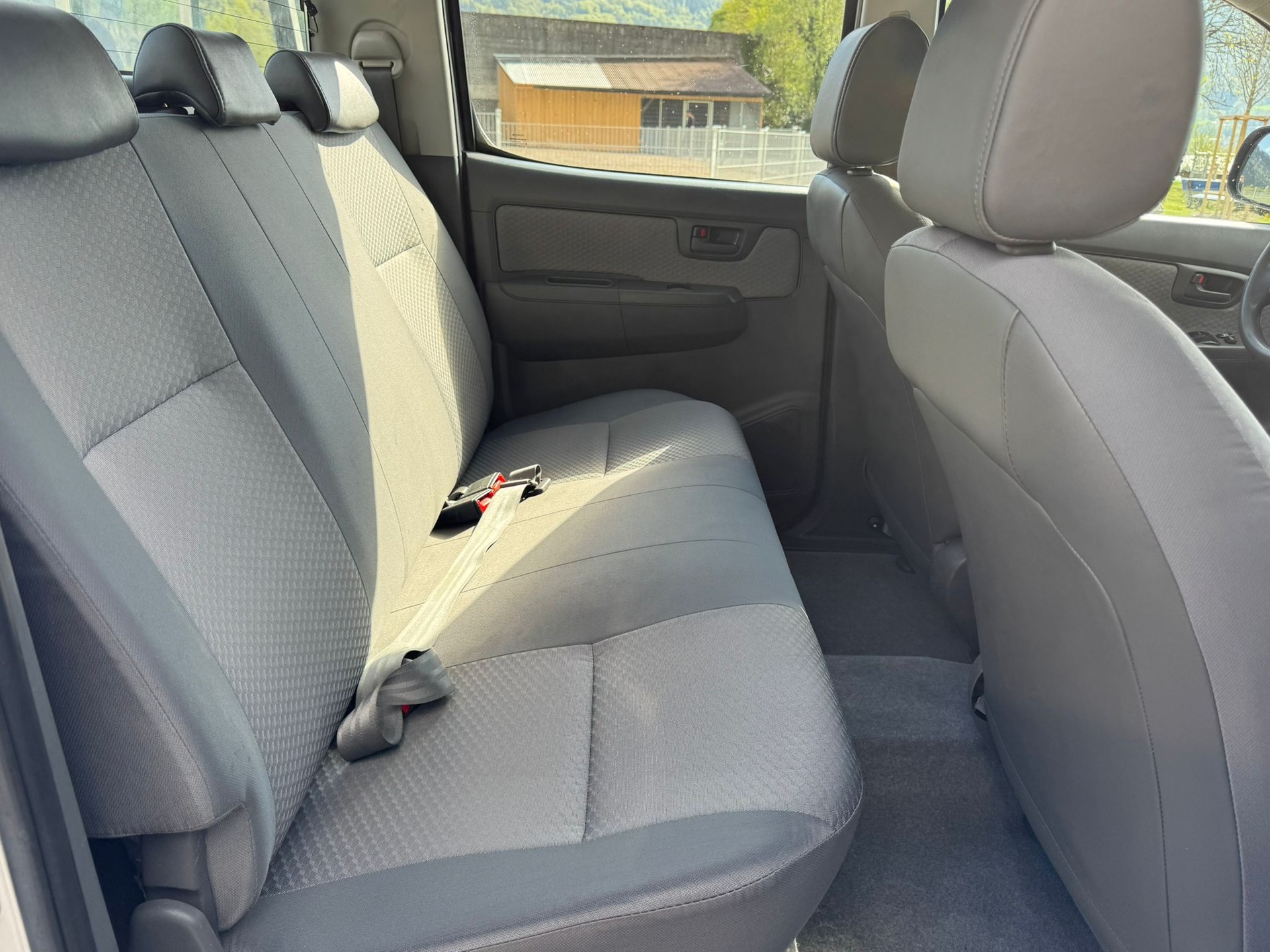 TOYOTA Hilux 2.5D 4WD Double Cab Luna-image-11