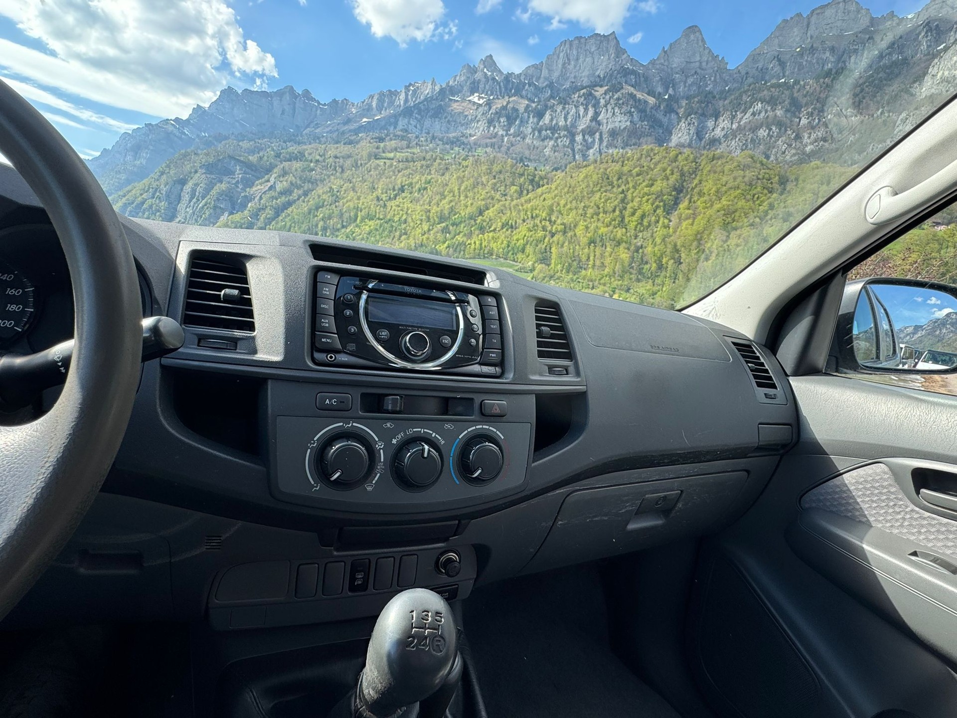 TOYOTA Hilux 2.5D 4WD Double Cab Luna-image-17