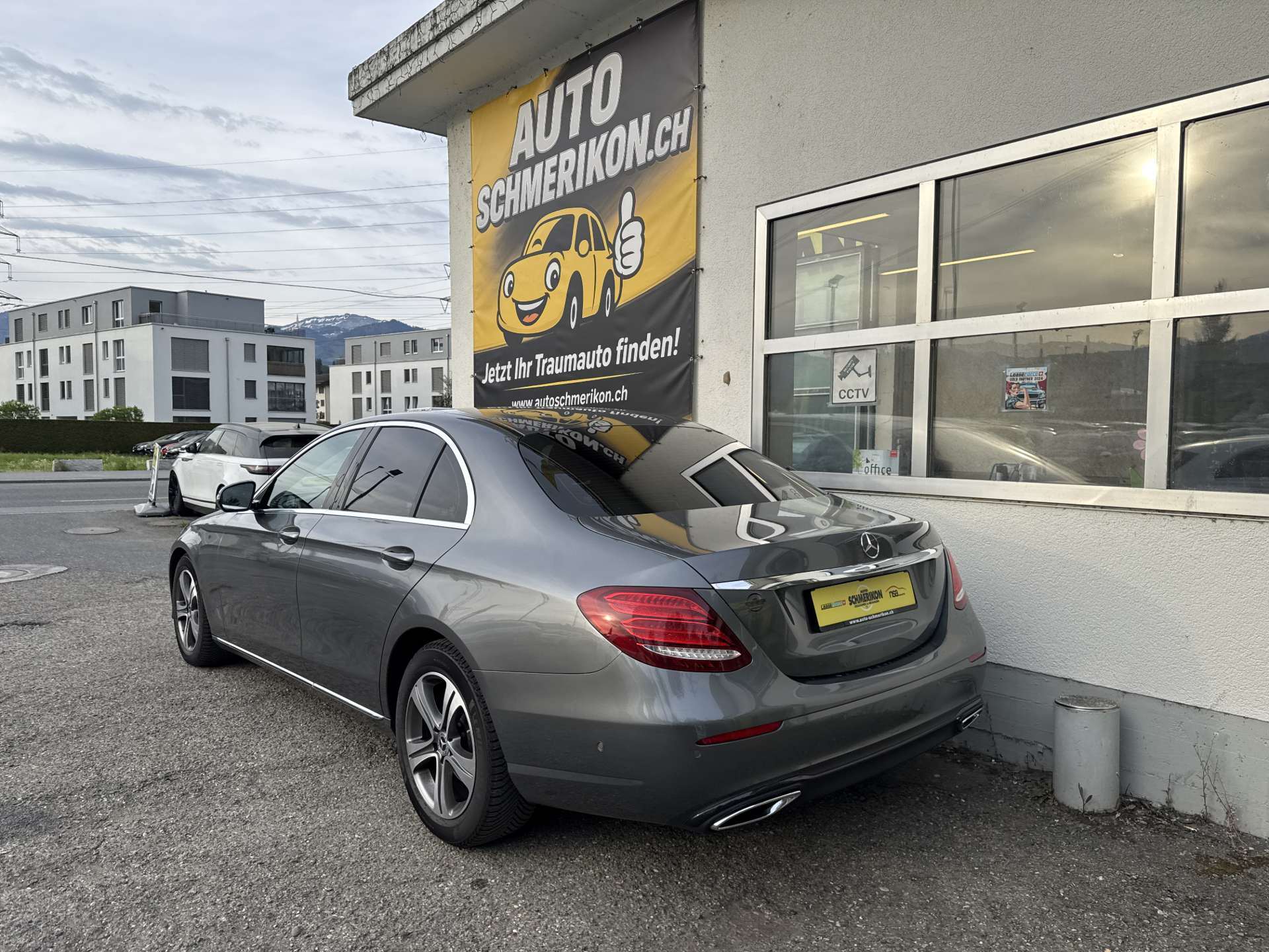 MERCEDES-BENZ E 220d Avantgarde G-Tronic Automat-image-2