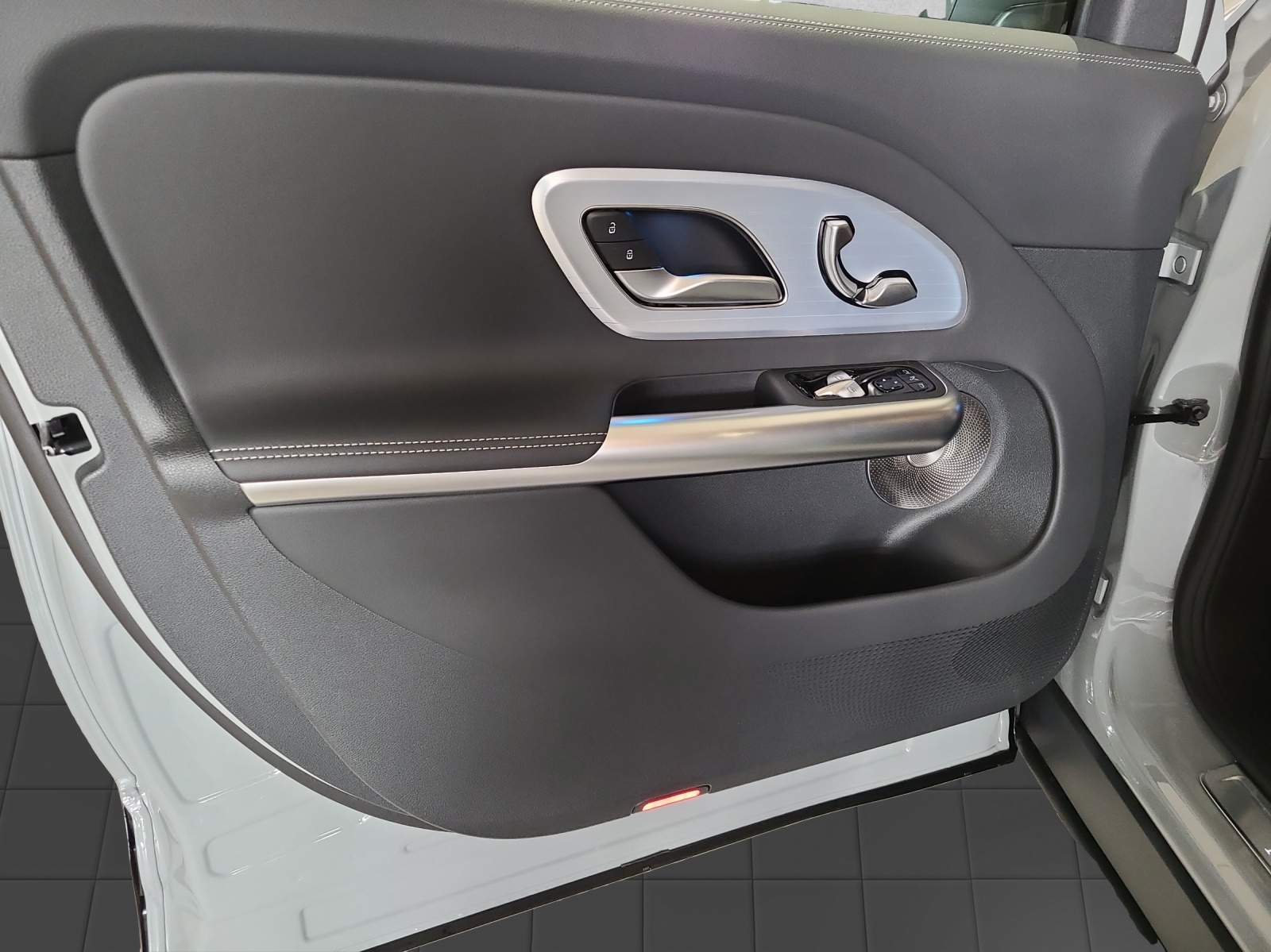 MERCEDES-BENZ GLB 350 85kWh EQ 4 Matic-image-8