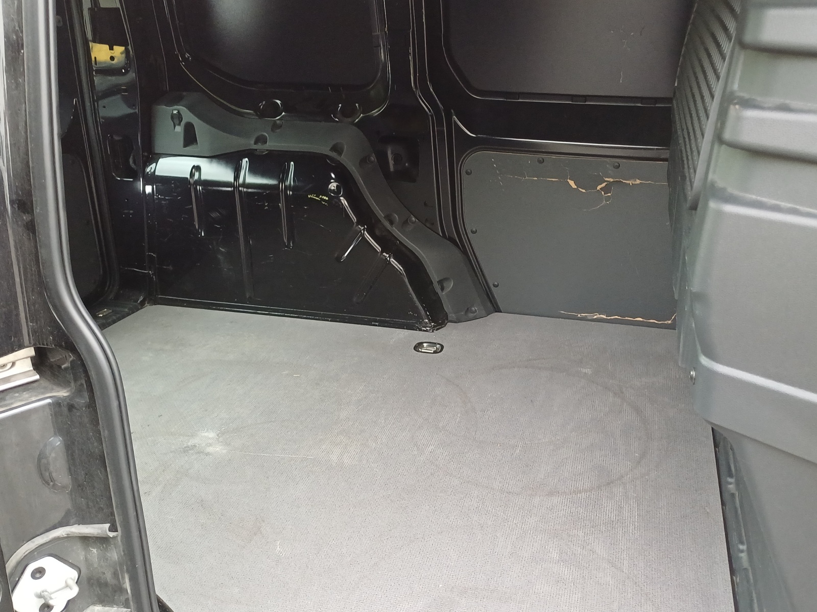 VW Caddy Cargo 2.0TDI 4Motion-image-11