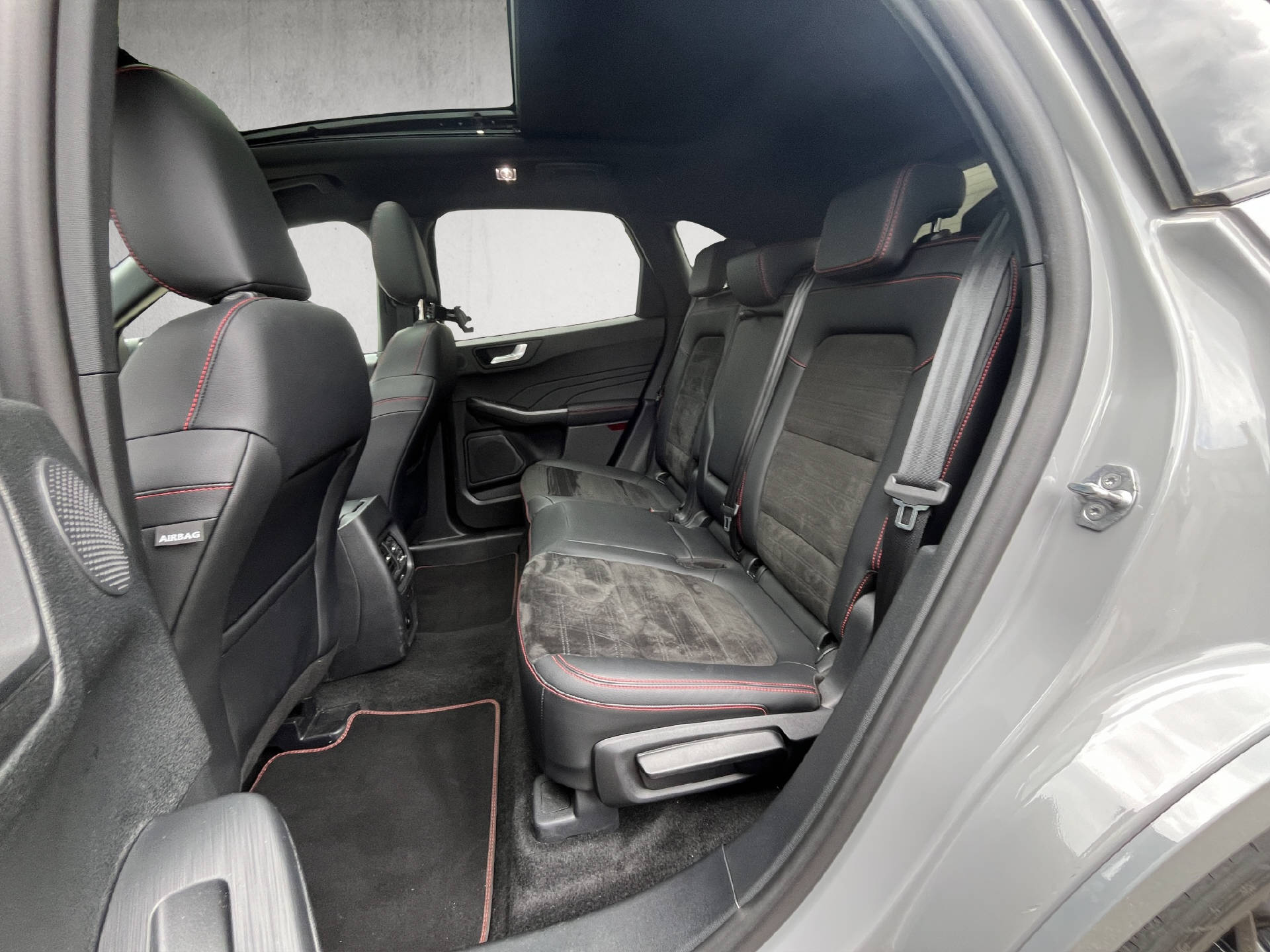 FORD Kuga 2.5 Plug-in Hybrid Graphite Tech Edition-image-13