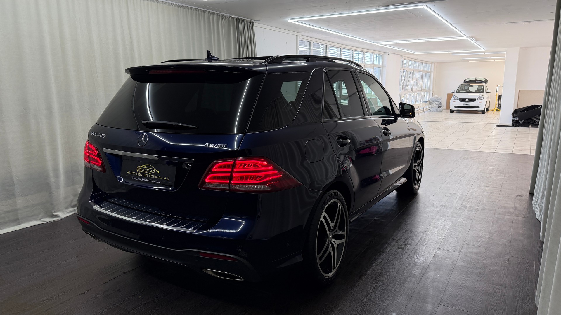MERCEDES-BENZ GLE 400 Executive 4Matic 7G-Tronic-showroom-element-3