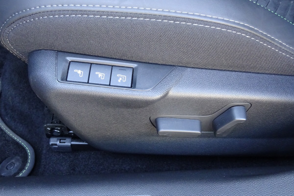 PEUGEOT 2008 1.2 145 MHEV GT-image-5
