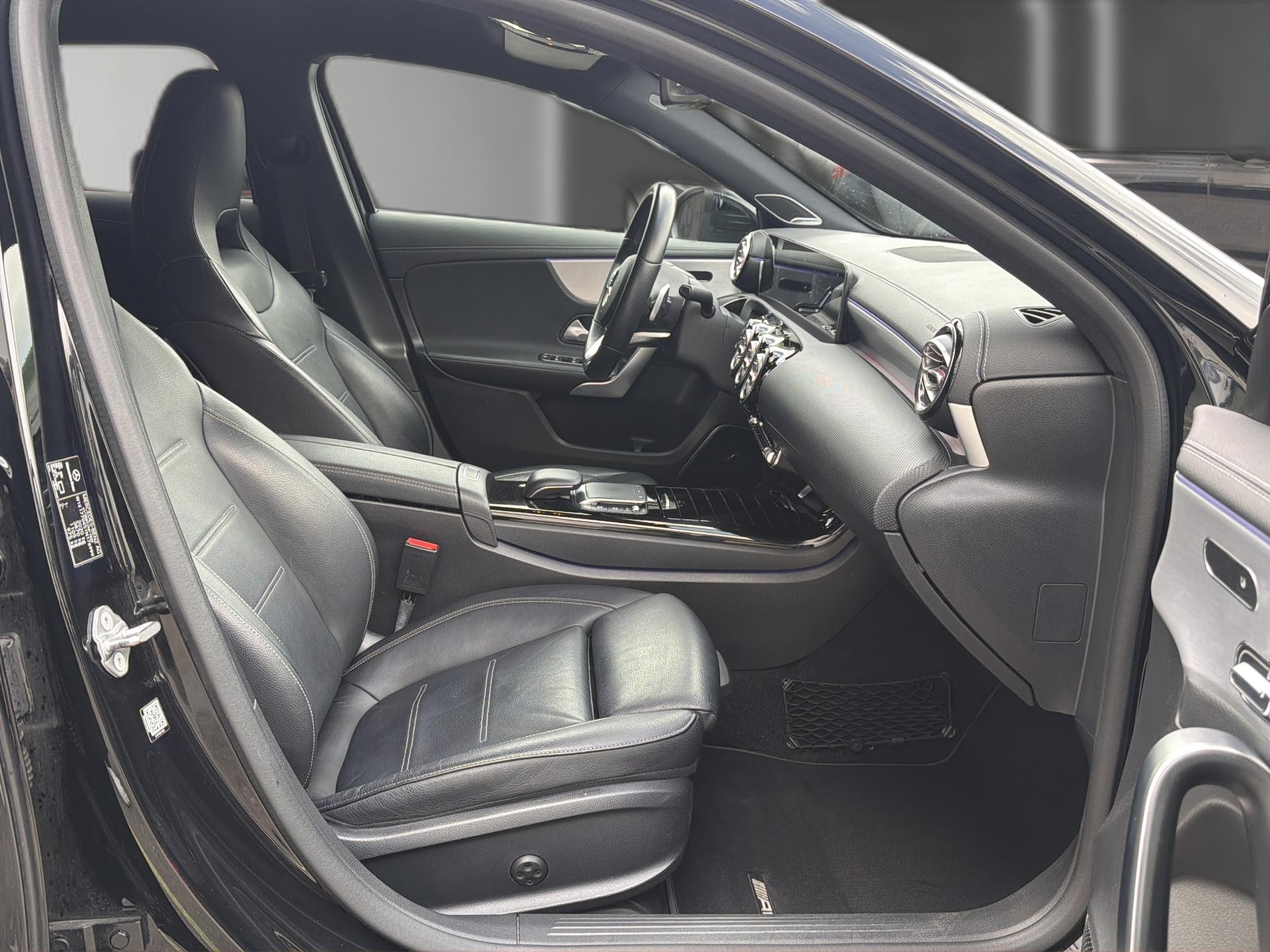 MERCEDES-BENZ A 220 AMG Line 7G-DCT 4Matic-image-11