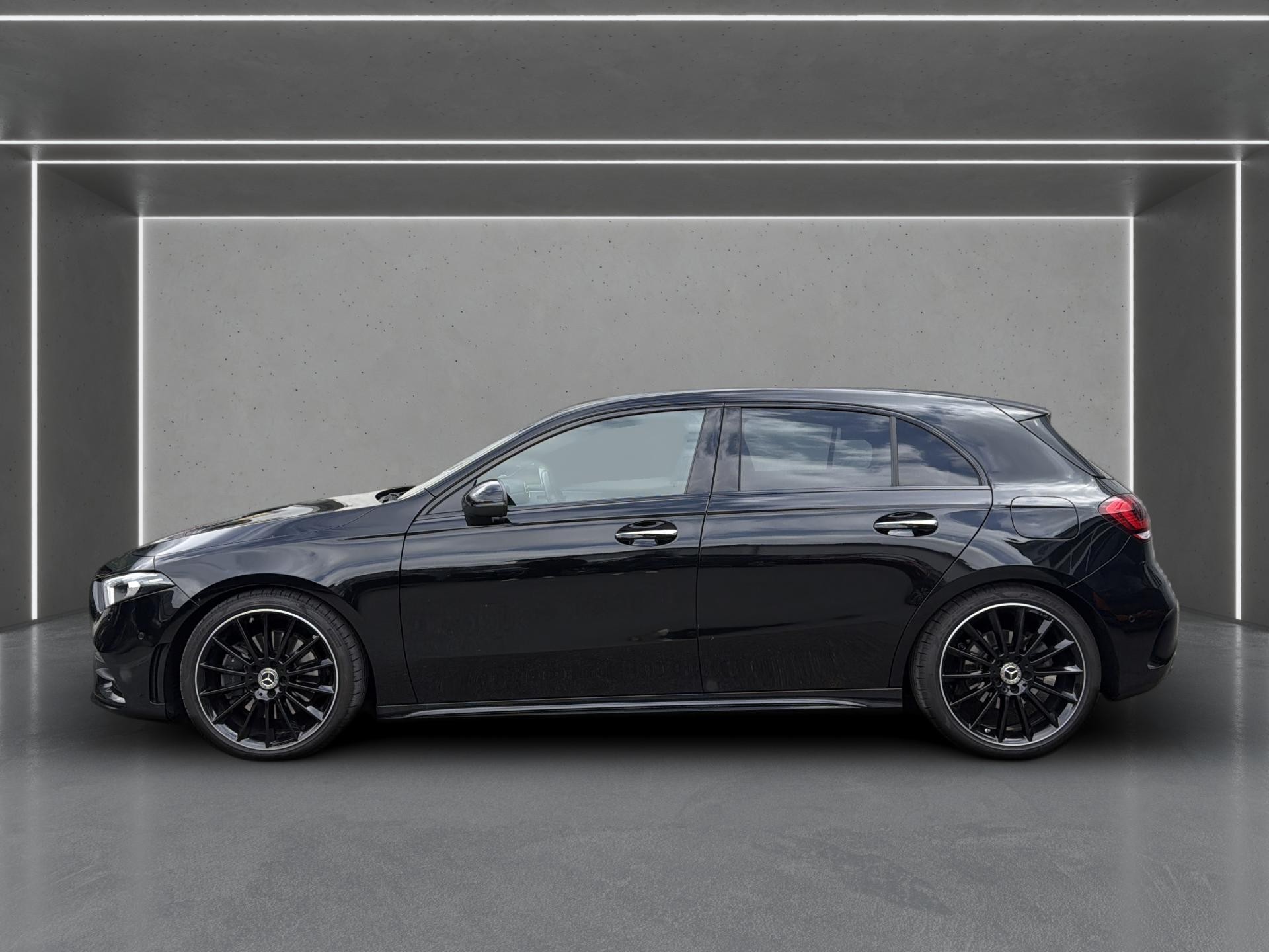 MERCEDES-BENZ A 220 AMG Line 7G-DCT 4Matic-image-4