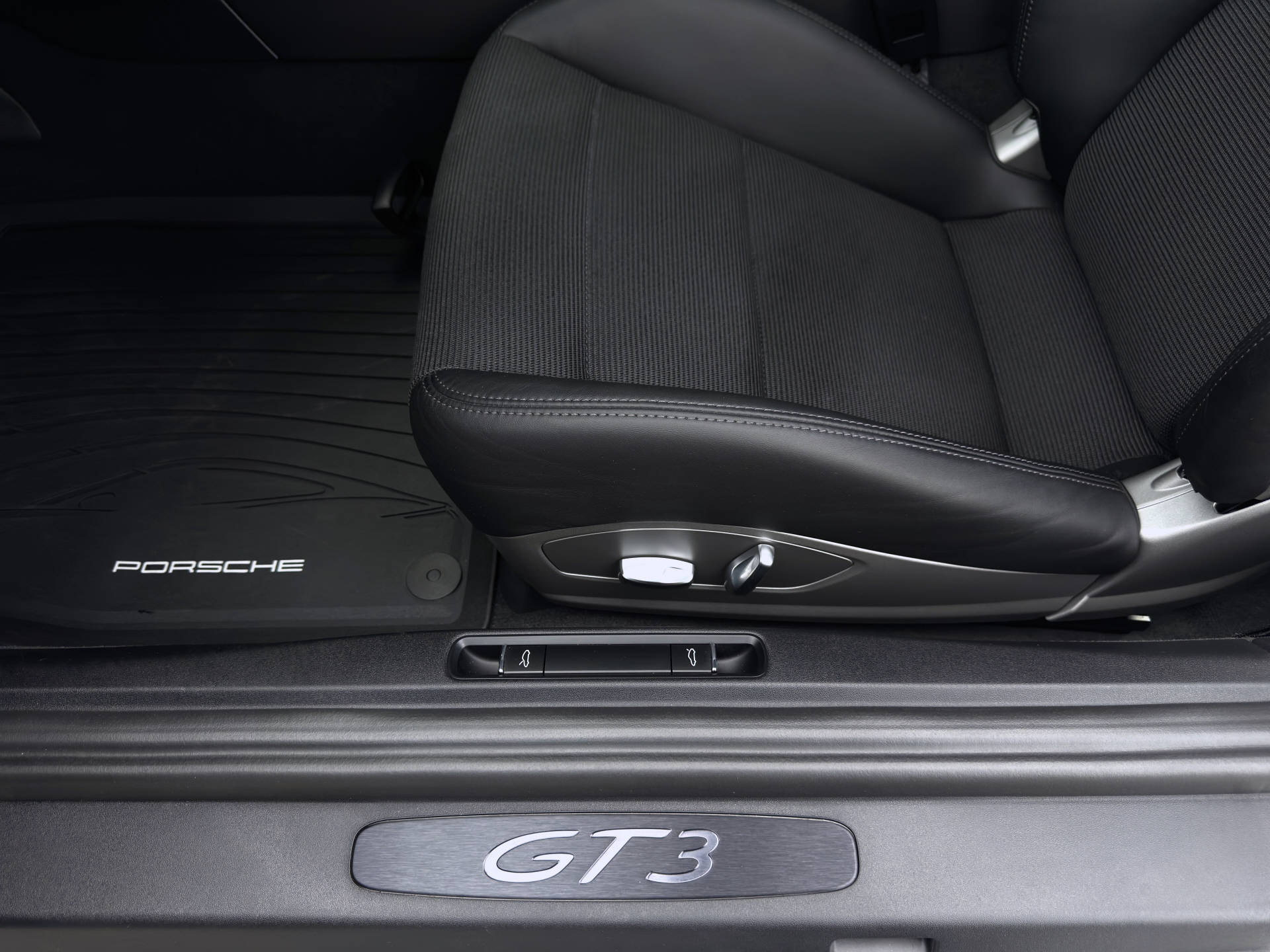 PORSCHE 911 GT3 mit Touring Pack-image-7