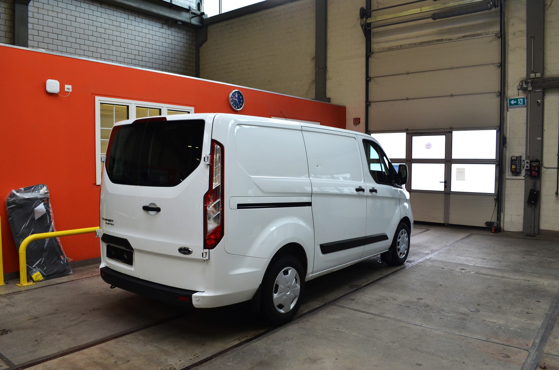 FORD Transit Custom Van 300 L1H1 Trend A-image-4