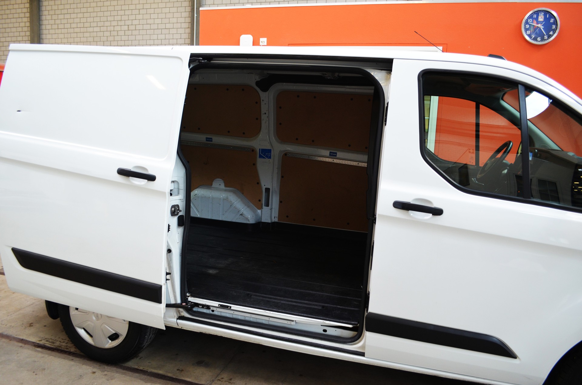 FORD Transit Custom Van 300 L1H1 Trend A-image-7