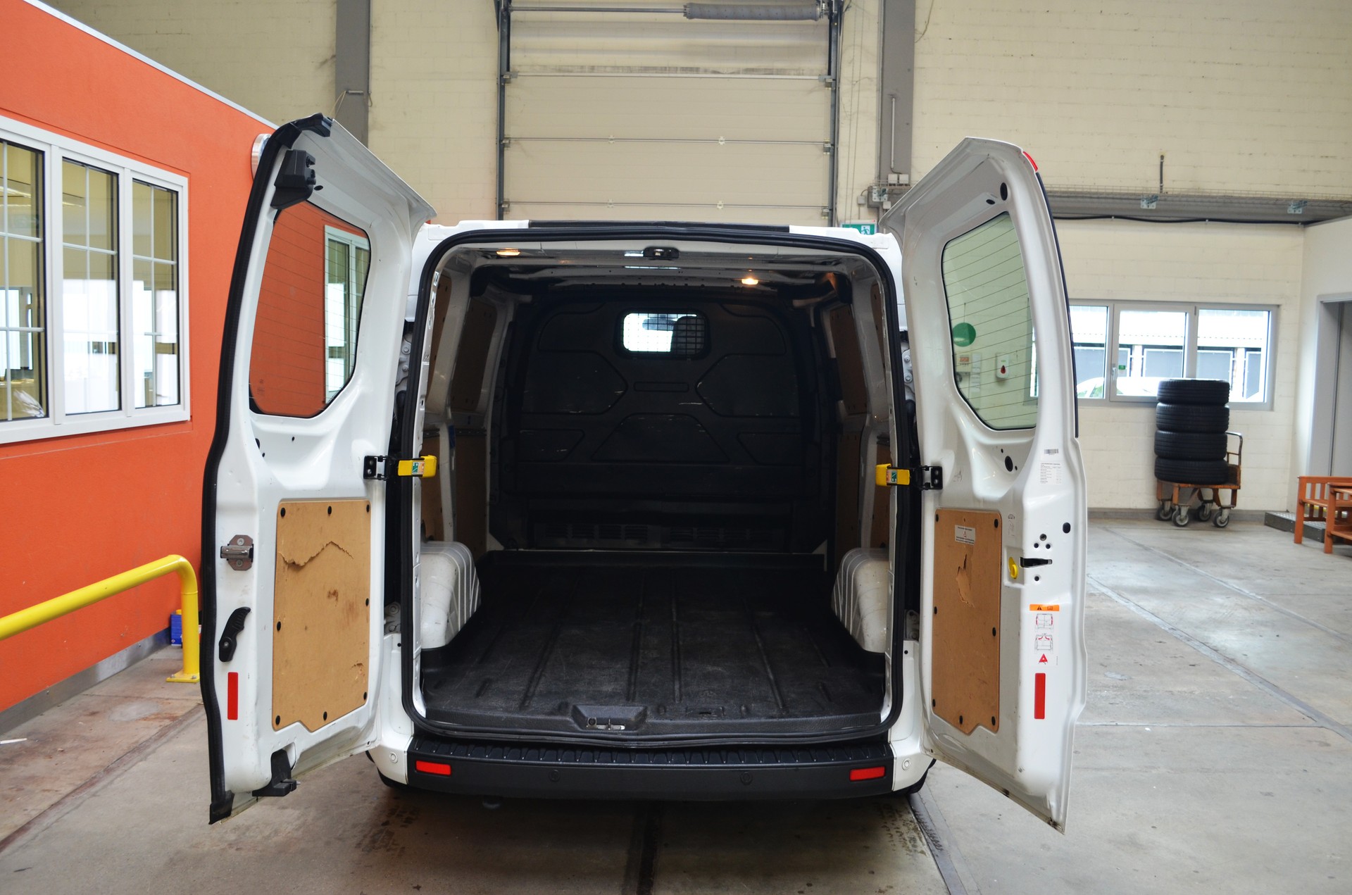 FORD Transit Custom Van 300 L1H1 Trend A-image-6