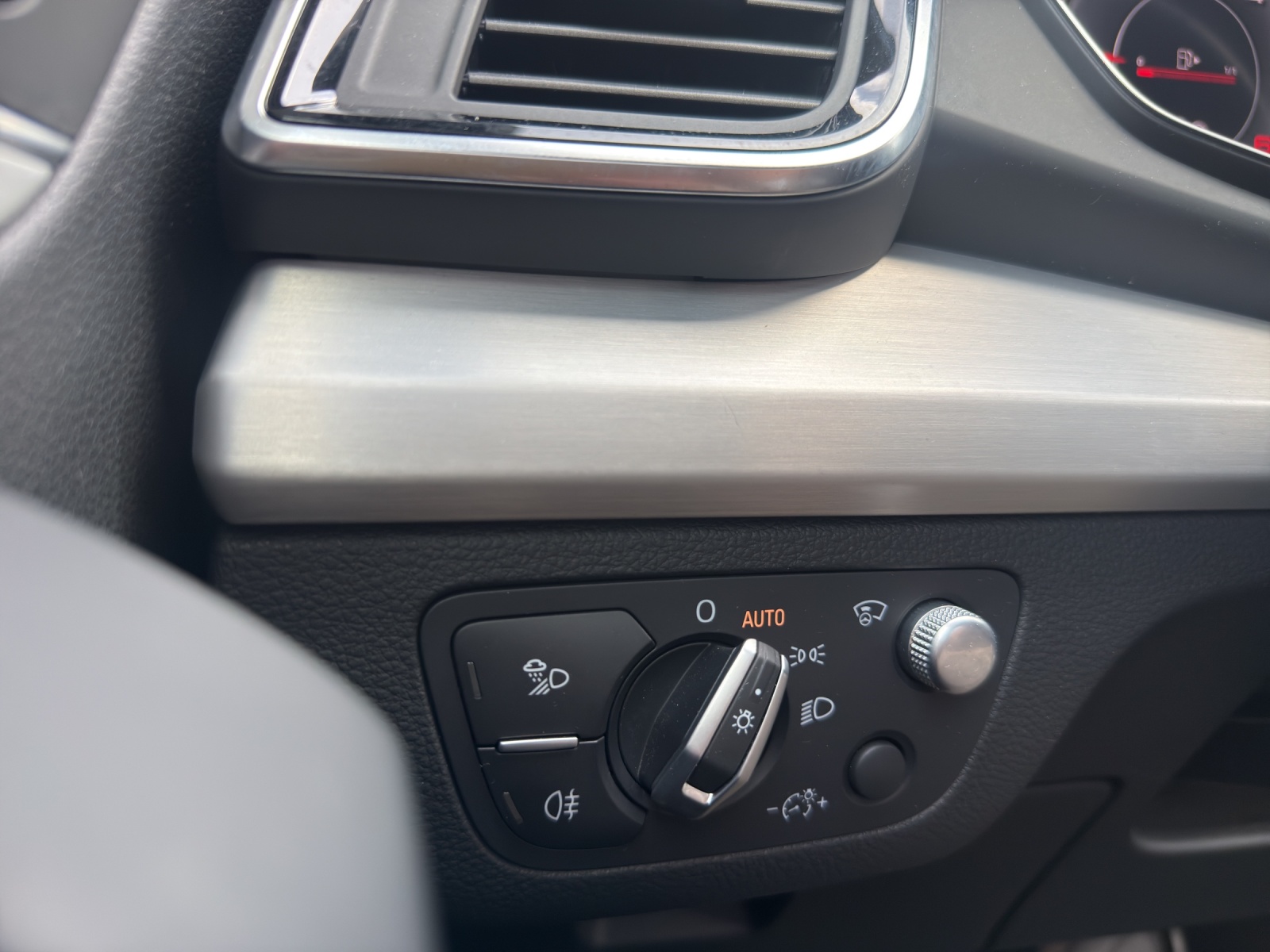 AUDI Q5 40 TDI Black Edition quattro S-tronic-image-15