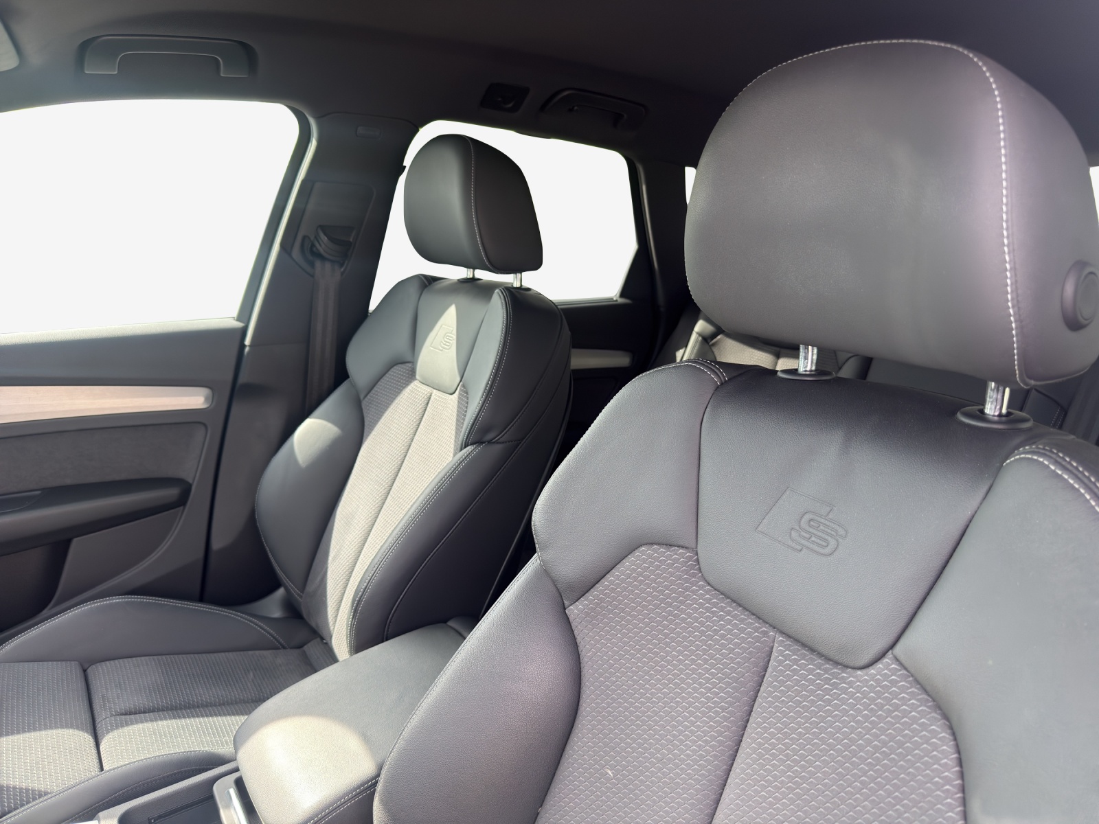 AUDI Q5 40 TDI Black Edition quattro S-tronic-image-9