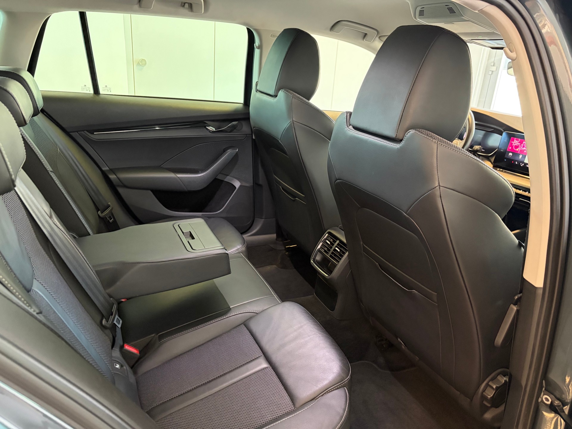 SKODA Octavia Combi 2.0 TDI DSG Ambition 4x4-image-11