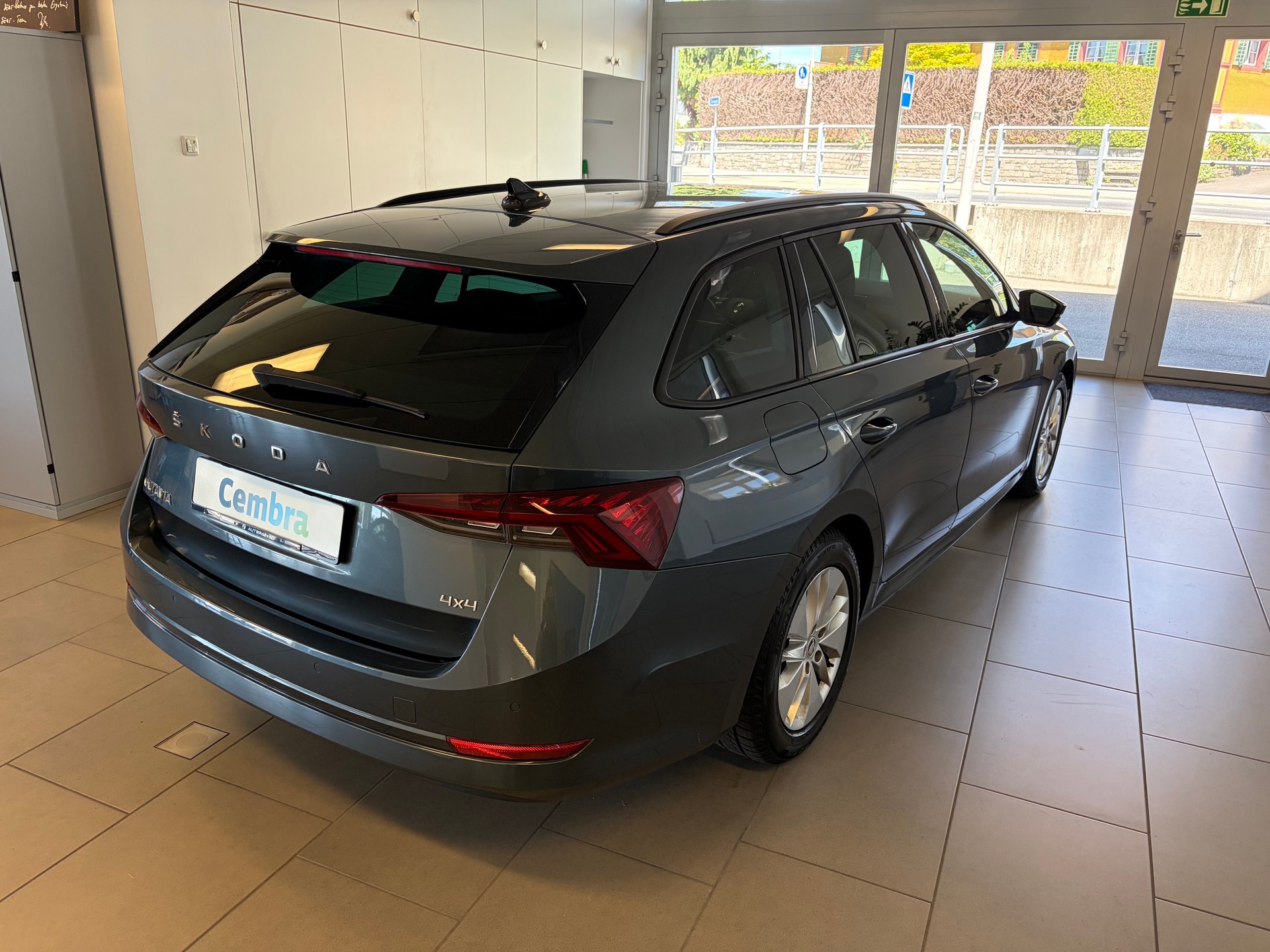 SKODA Octavia Combi 2.0 TDI DSG Ambition 4x4-image-2