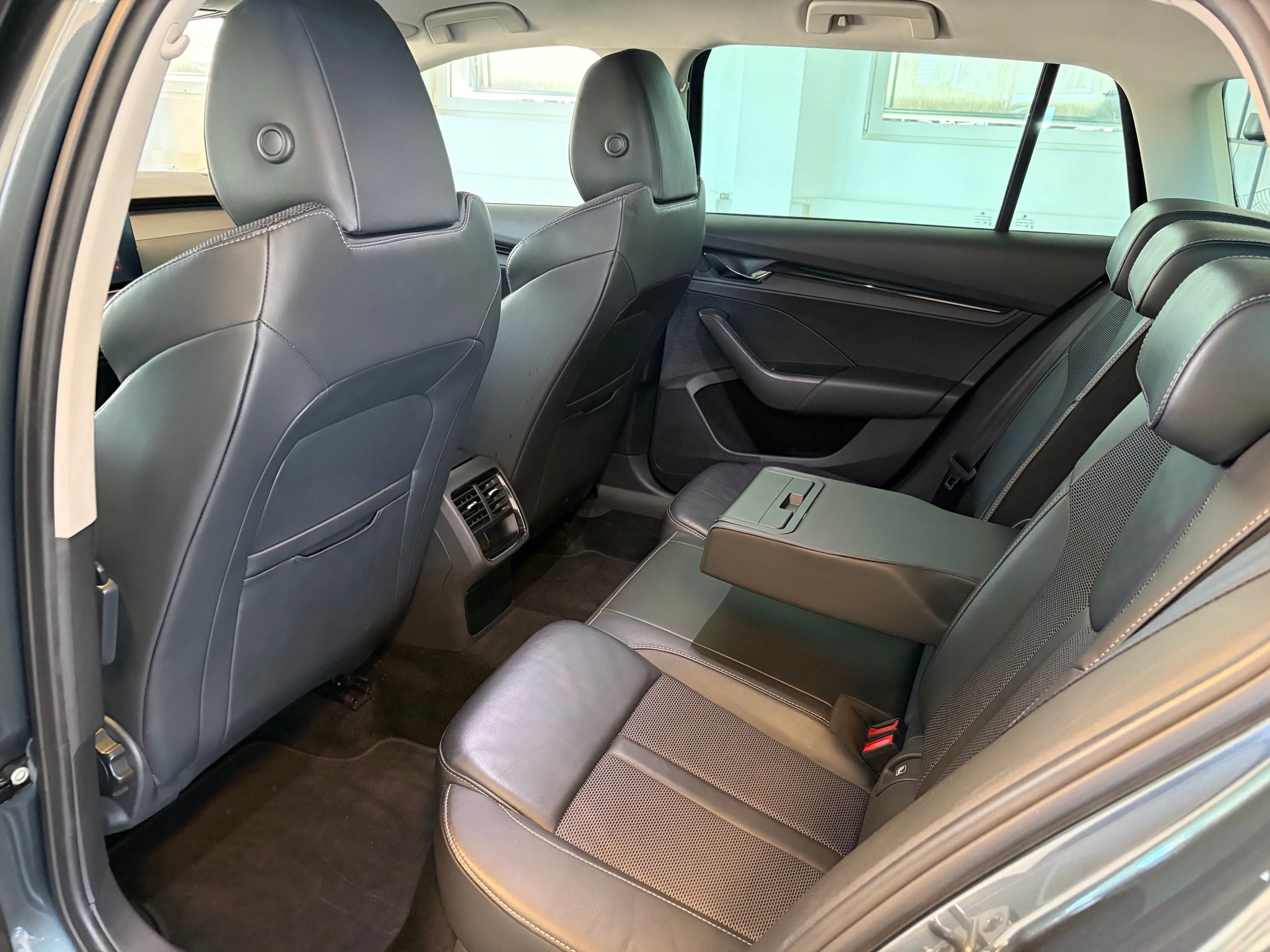 SKODA Octavia Combi 2.0 TDI DSG Ambition 4x4-image-10