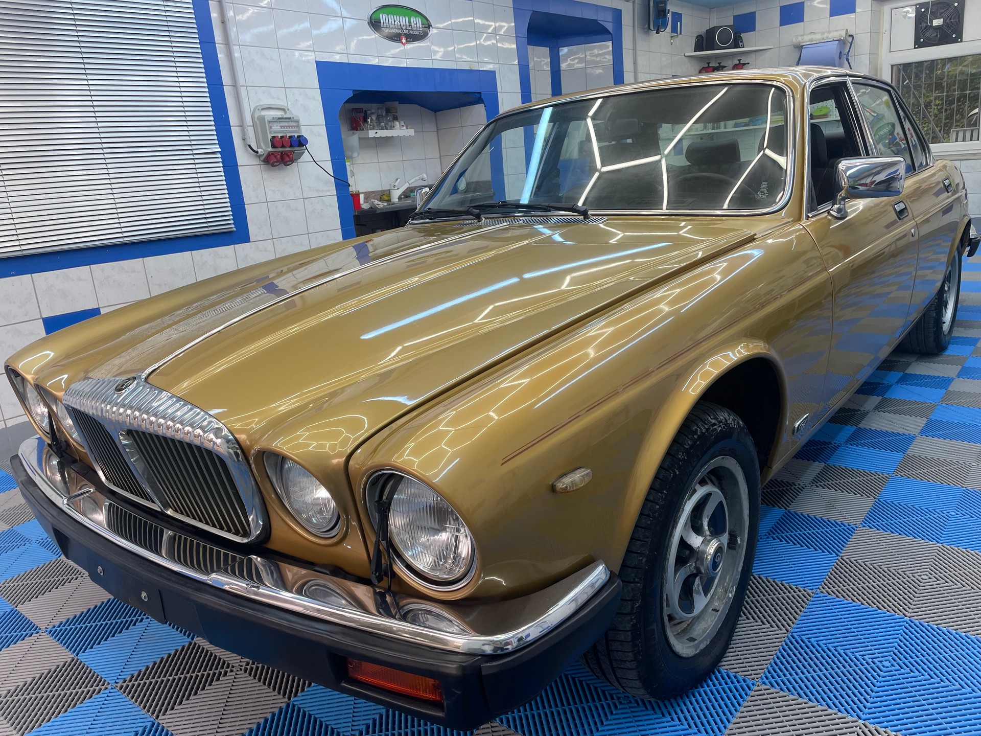 DAIMLER 4.2 Sovereign-image-1