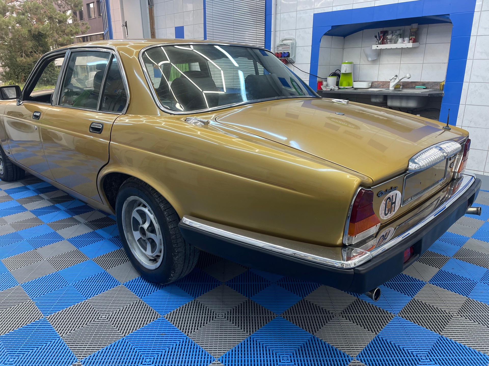 DAIMLER 4.2 Sovereign-image-4