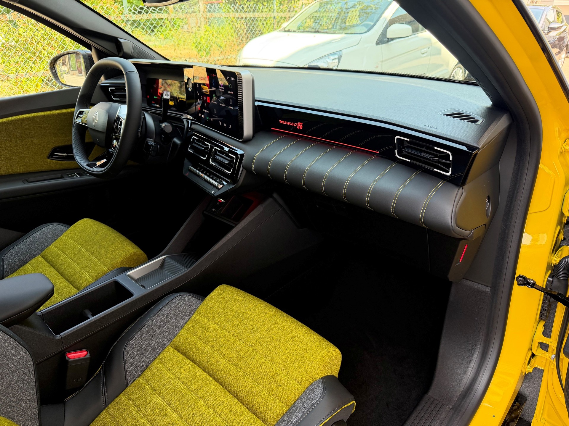 RENAULT R5 E-Tech Comfort Range 52 kWh Iconic Five-image-7