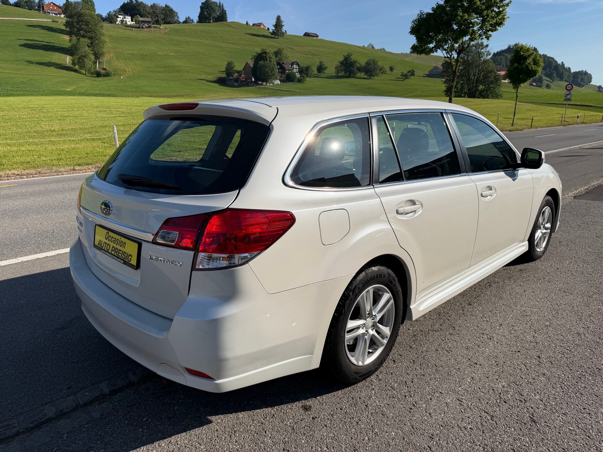 SUBARU Legacy 2.0i Swiss AWD Lineartronic-image-11