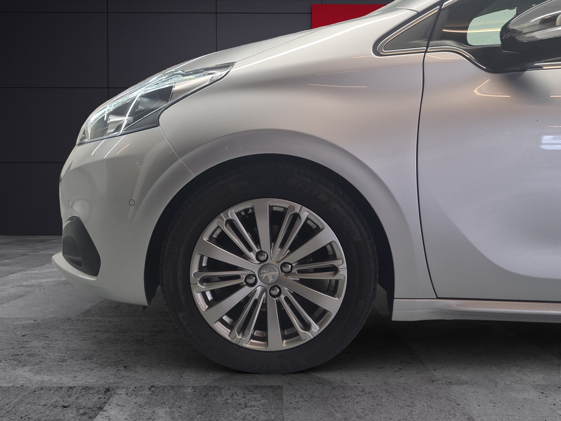 PEUGEOT 208 1.2 Allure-image-4