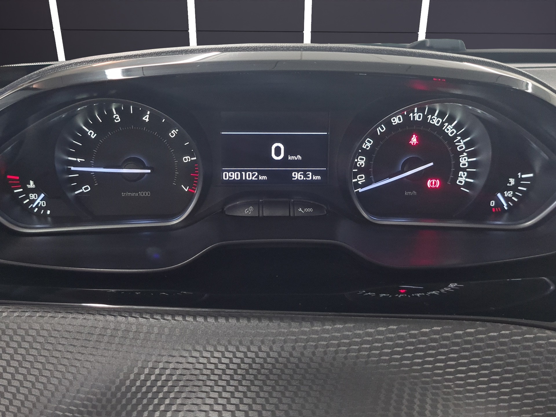 PEUGEOT 208 1.2 Allure-image-8