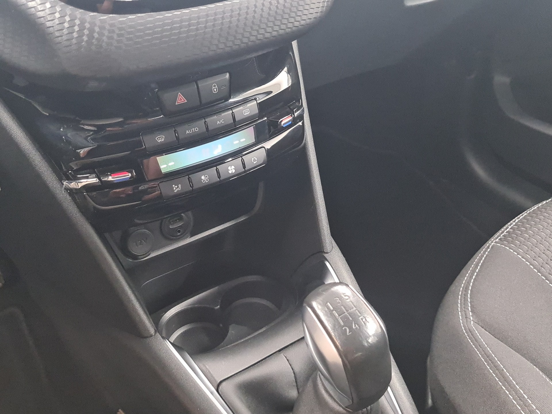 PEUGEOT 208 1.2 Allure-image-10