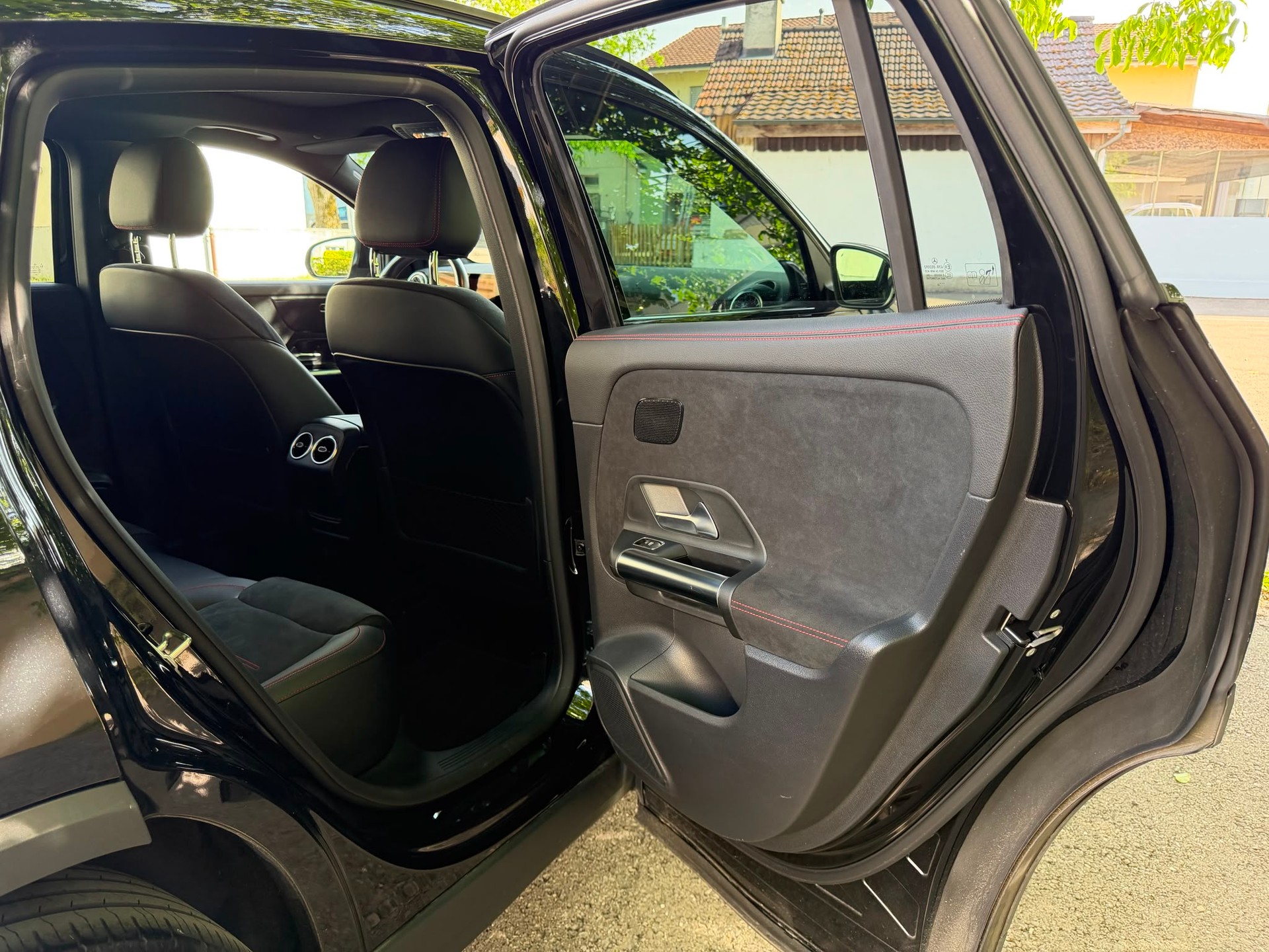 MERCEDES-BENZ GLA 250 4Matic AMG Line 8G-DCT-image-4