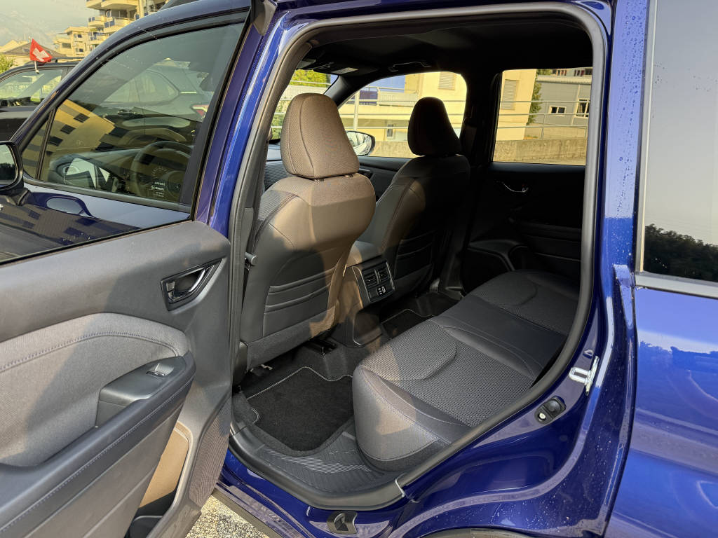 SUBARU Forester Station 2.0i e-Boxer Swiss Plus-image-9