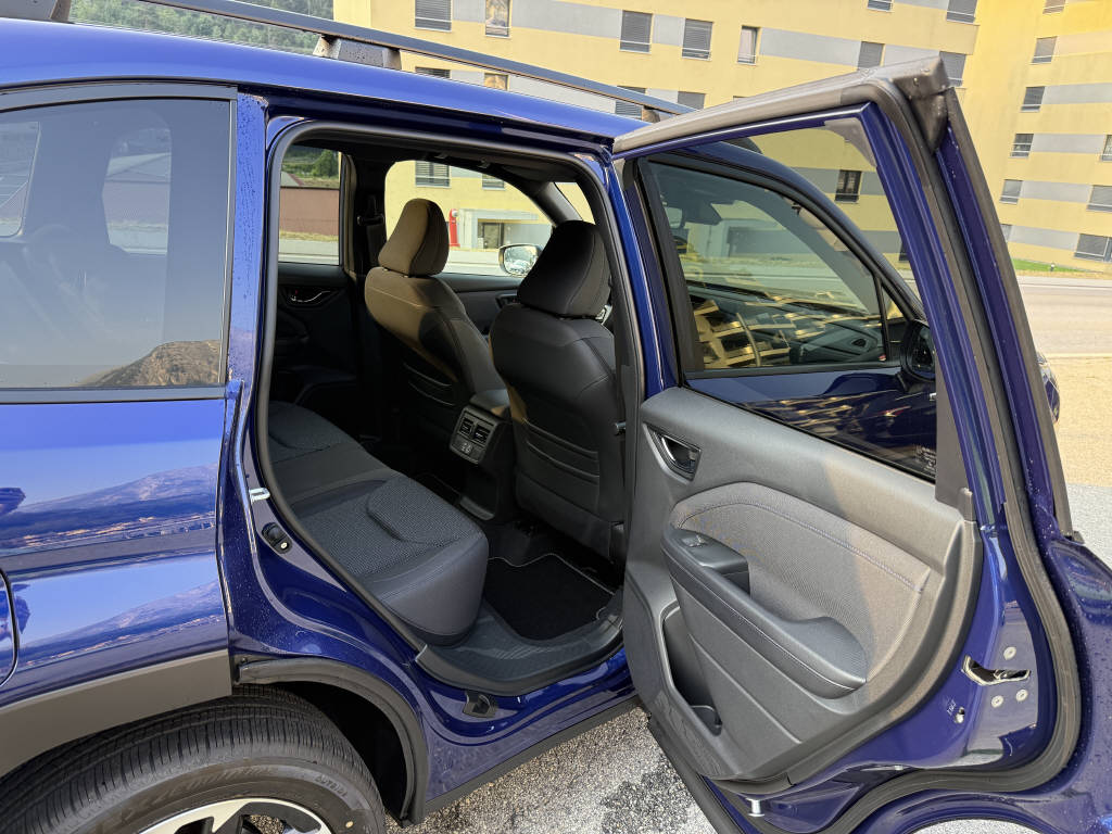 SUBARU Forester Station 2.0i e-Boxer Swiss Plus-image-11