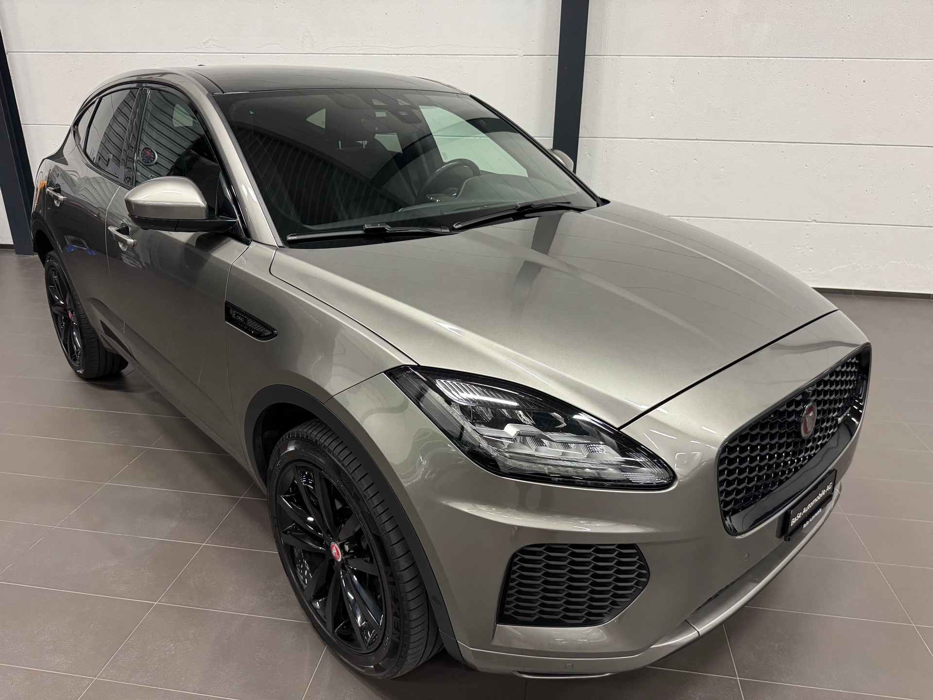 JAGUAR E-Pace P200 R-Dynamic SE AWD Automatik-image-3