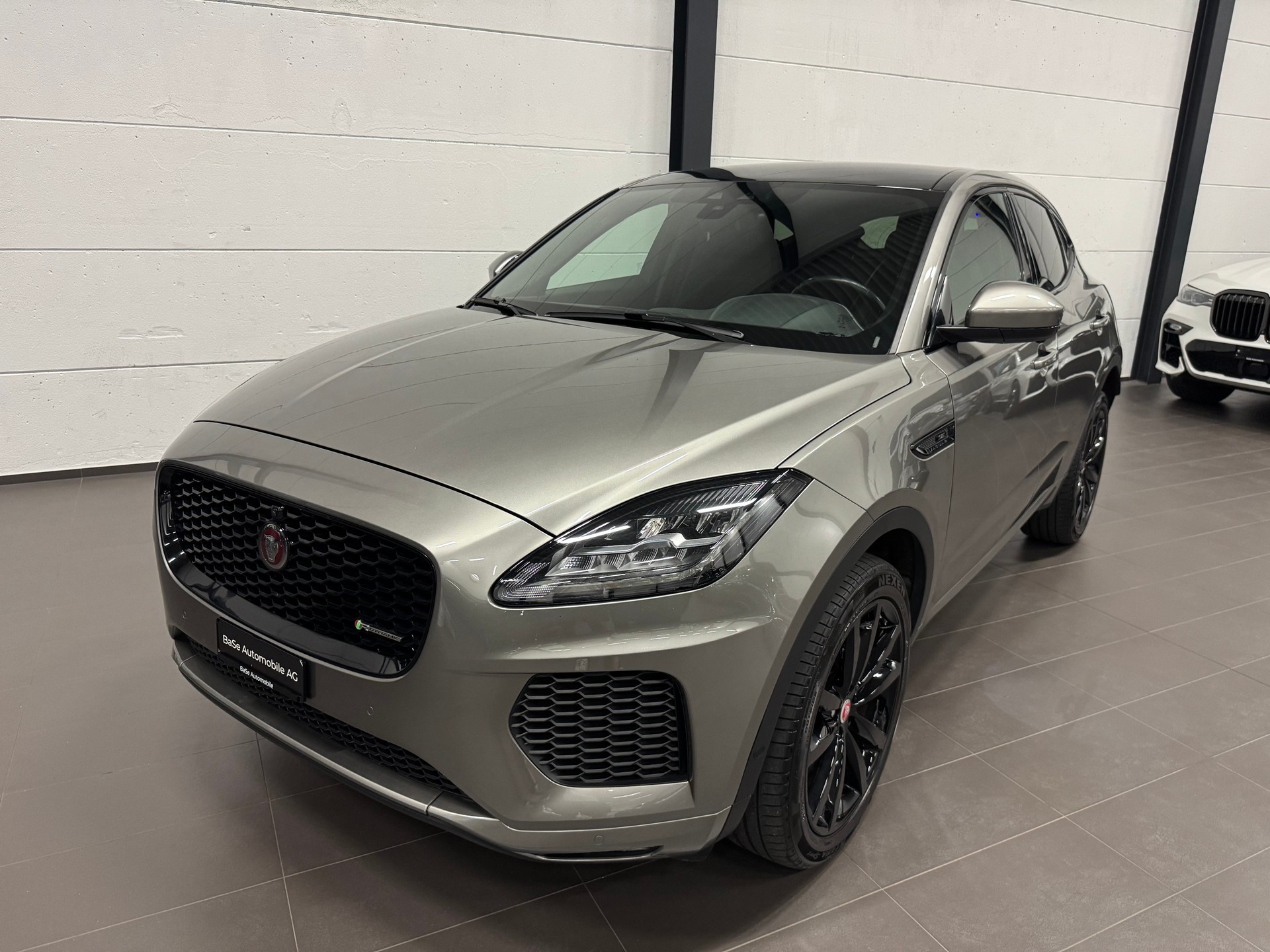 JAGUAR E-Pace P200 R-Dynamic SE AWD Automatik-image-2