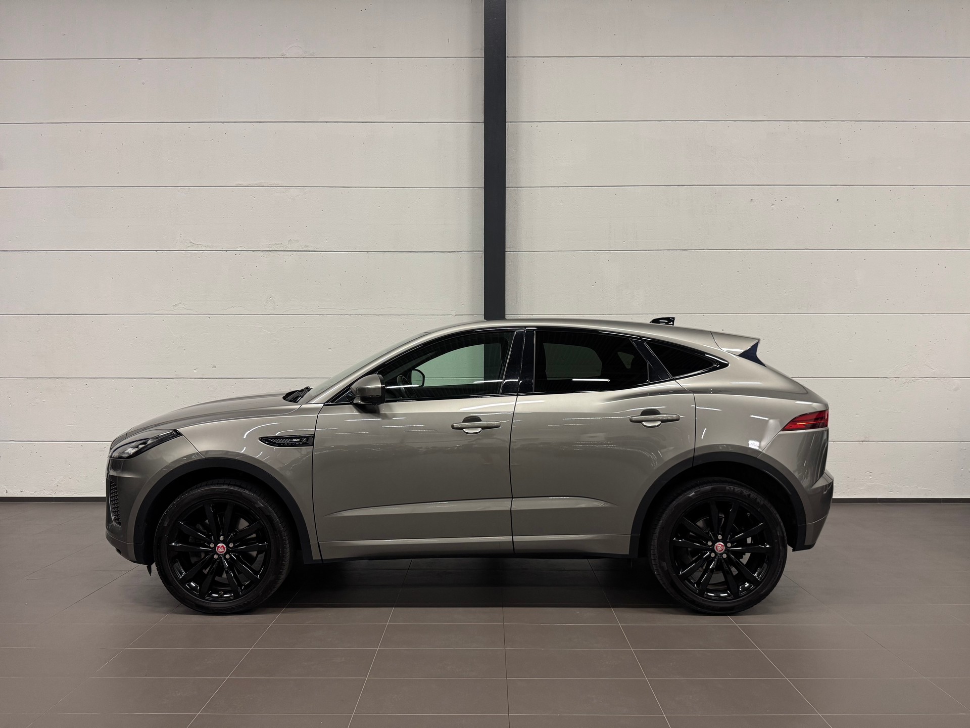 JAGUAR E-Pace P200 R-Dynamic SE AWD Automatik-image-8