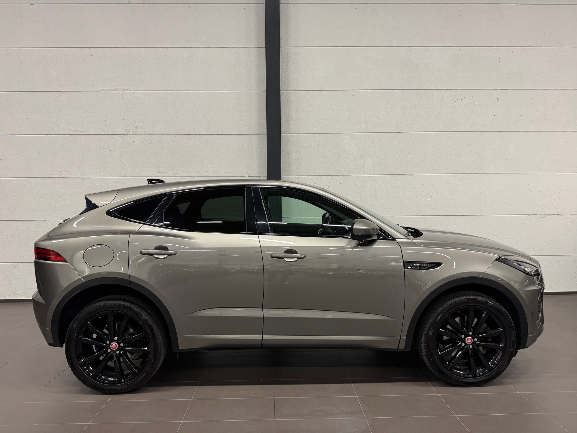 JAGUAR E-Pace P200 R-Dynamic SE AWD Automatik-image-9