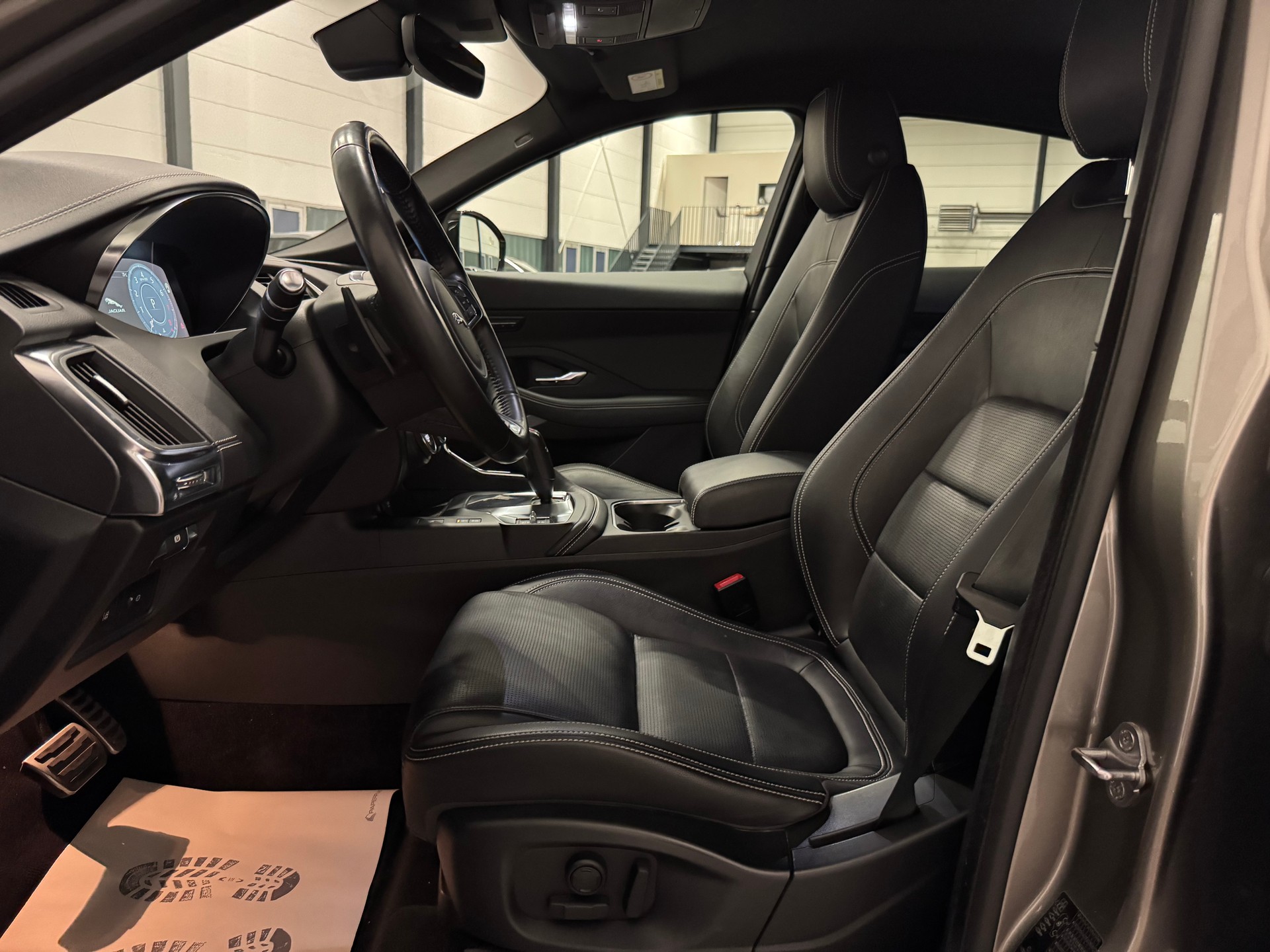 JAGUAR E-Pace P200 R-Dynamic SE AWD Automatik-image-17