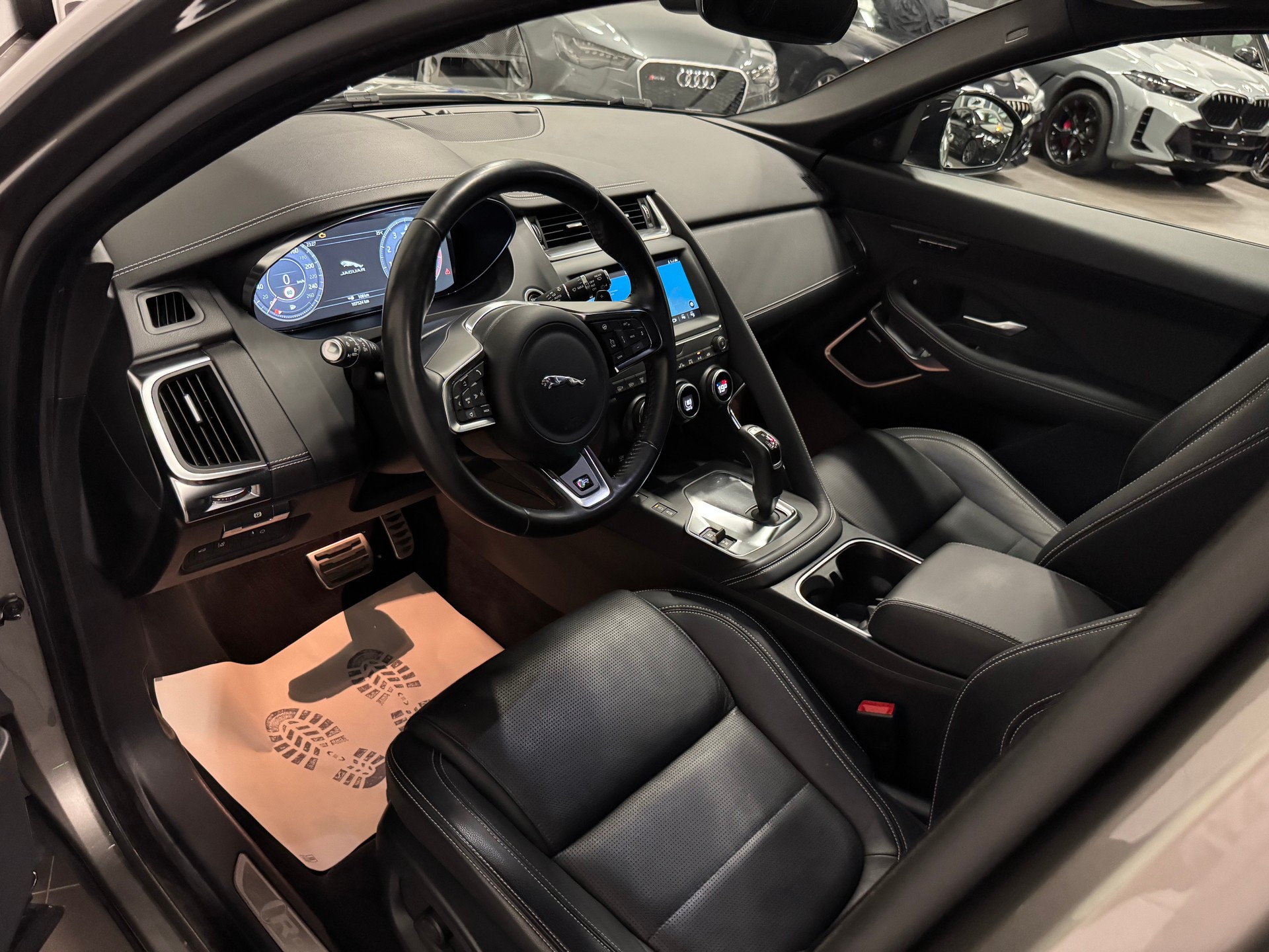 JAGUAR E-Pace P200 R-Dynamic SE AWD Automatik-image-16