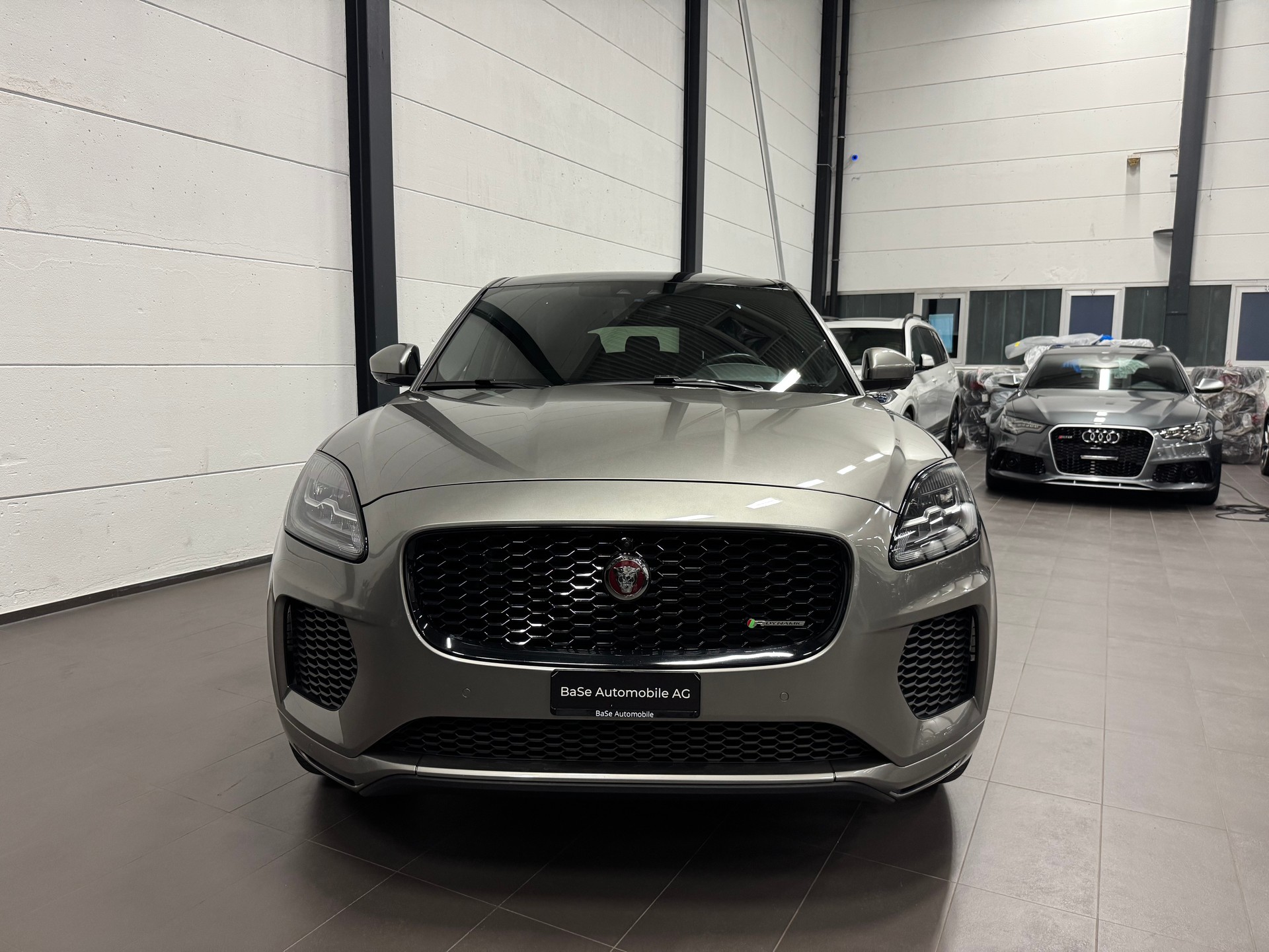 JAGUAR E-Pace P200 R-Dynamic SE AWD Automatik-image-6
